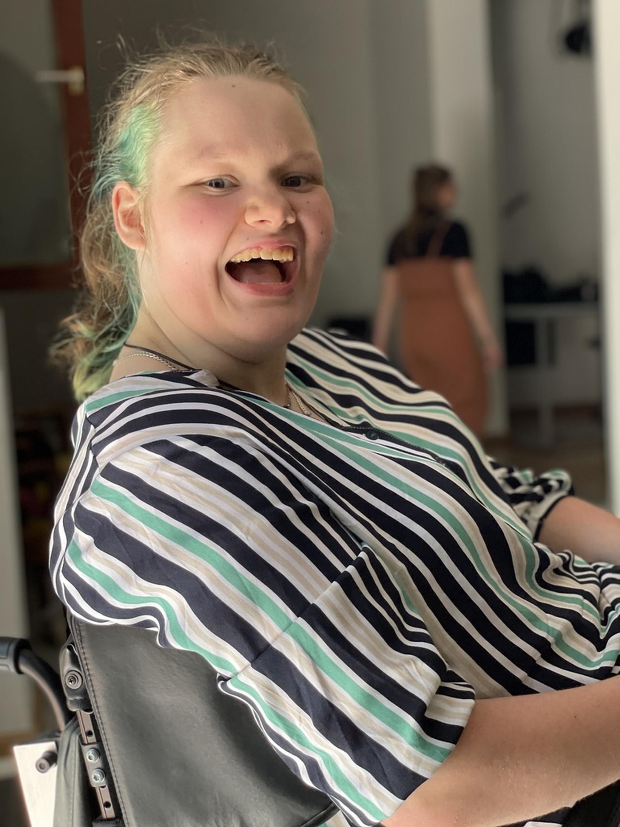 Finnja ist 17 und macht im Rollstuhl bei der Drama Control mit. Selbstverständlich.