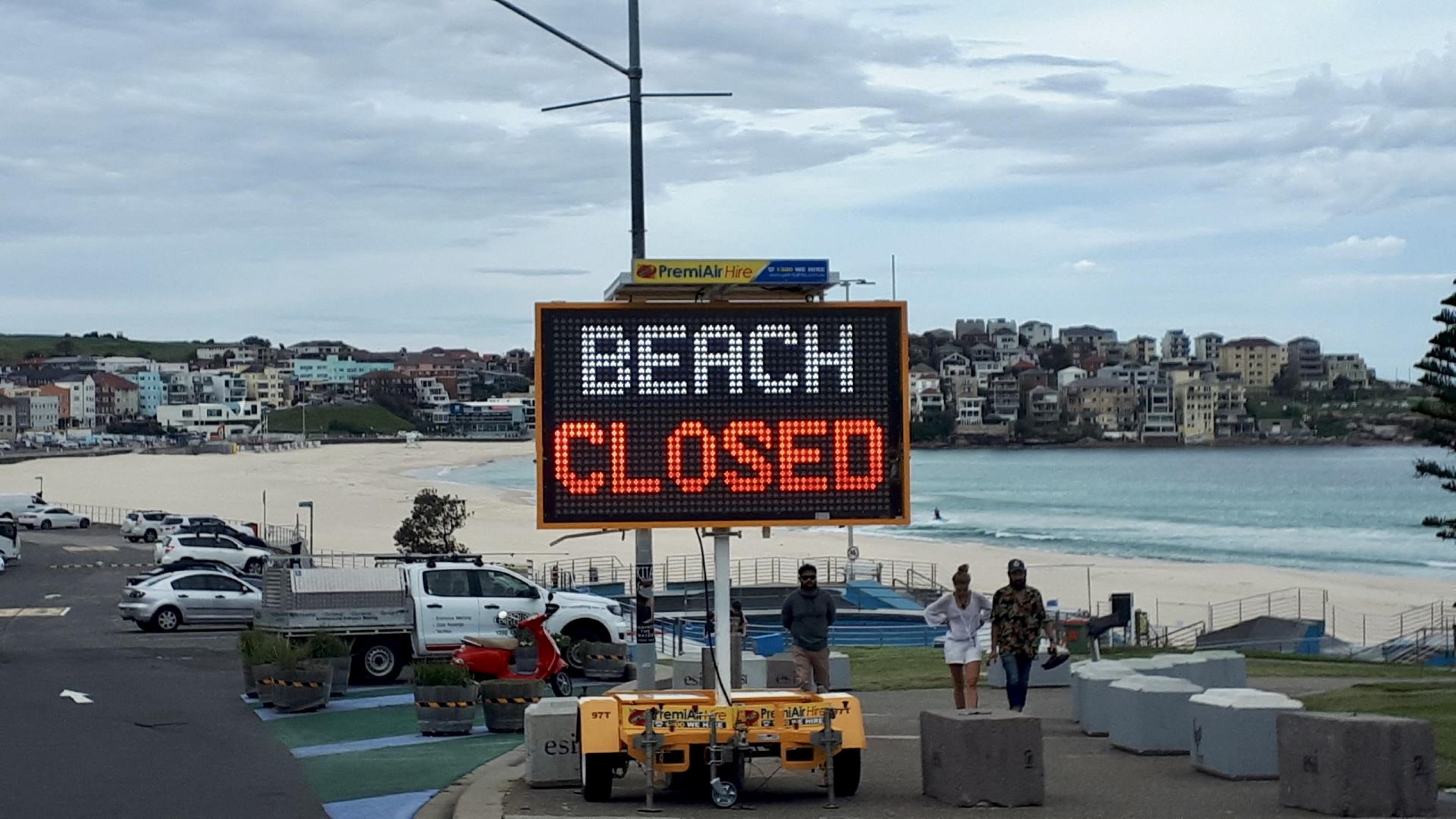Ein Verbotsschild sperrt Bondi Beach ab, Sydneys berühmtesten Strand. Tausende tummelten sich hier auch nachdem die Behörend um social distancing gebeten hatten. Dann griffen drastische Maßnahmen
