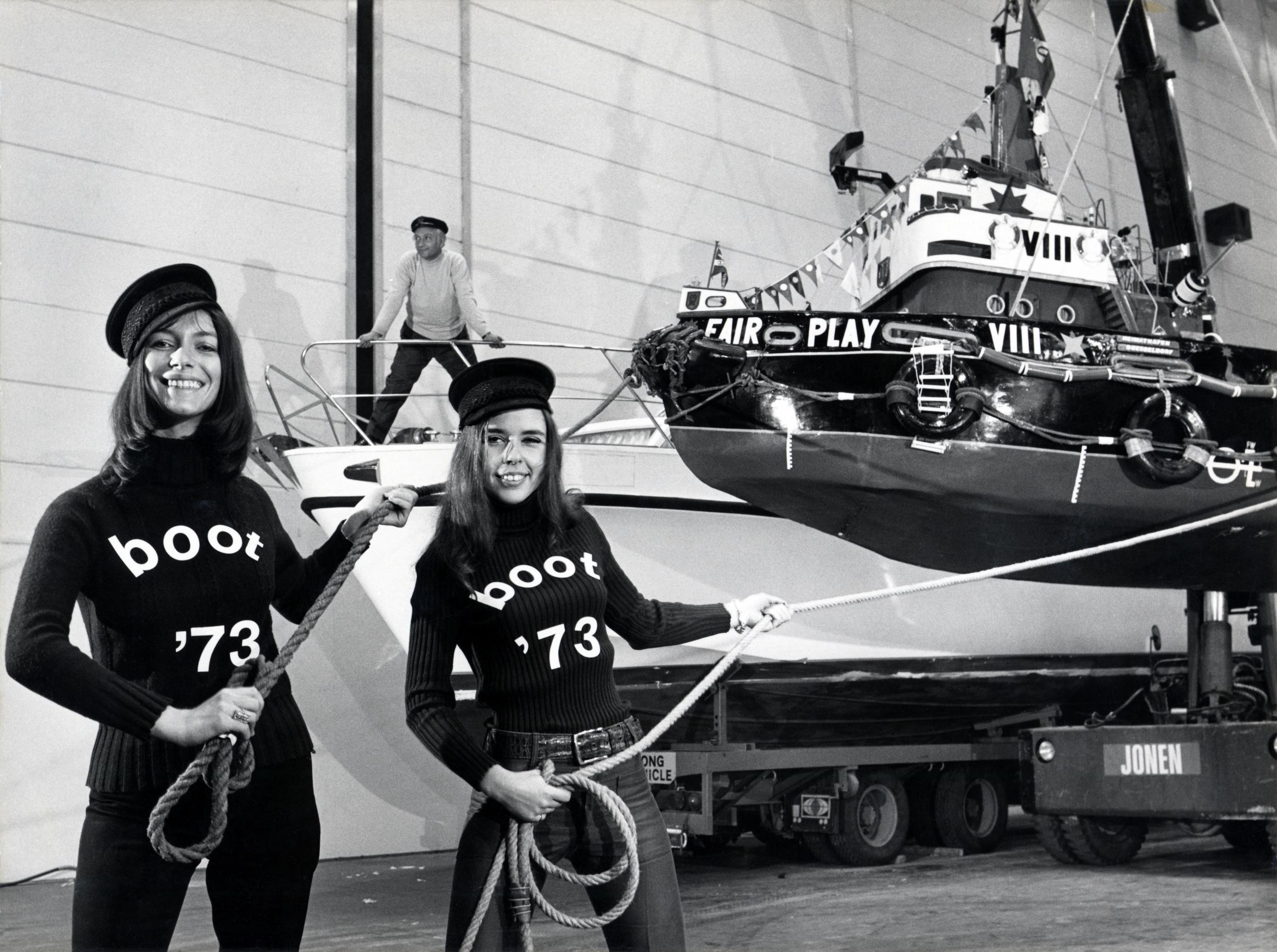 Bild zeigt zwei Messe-Hostessen der „boot“ von anno 1973