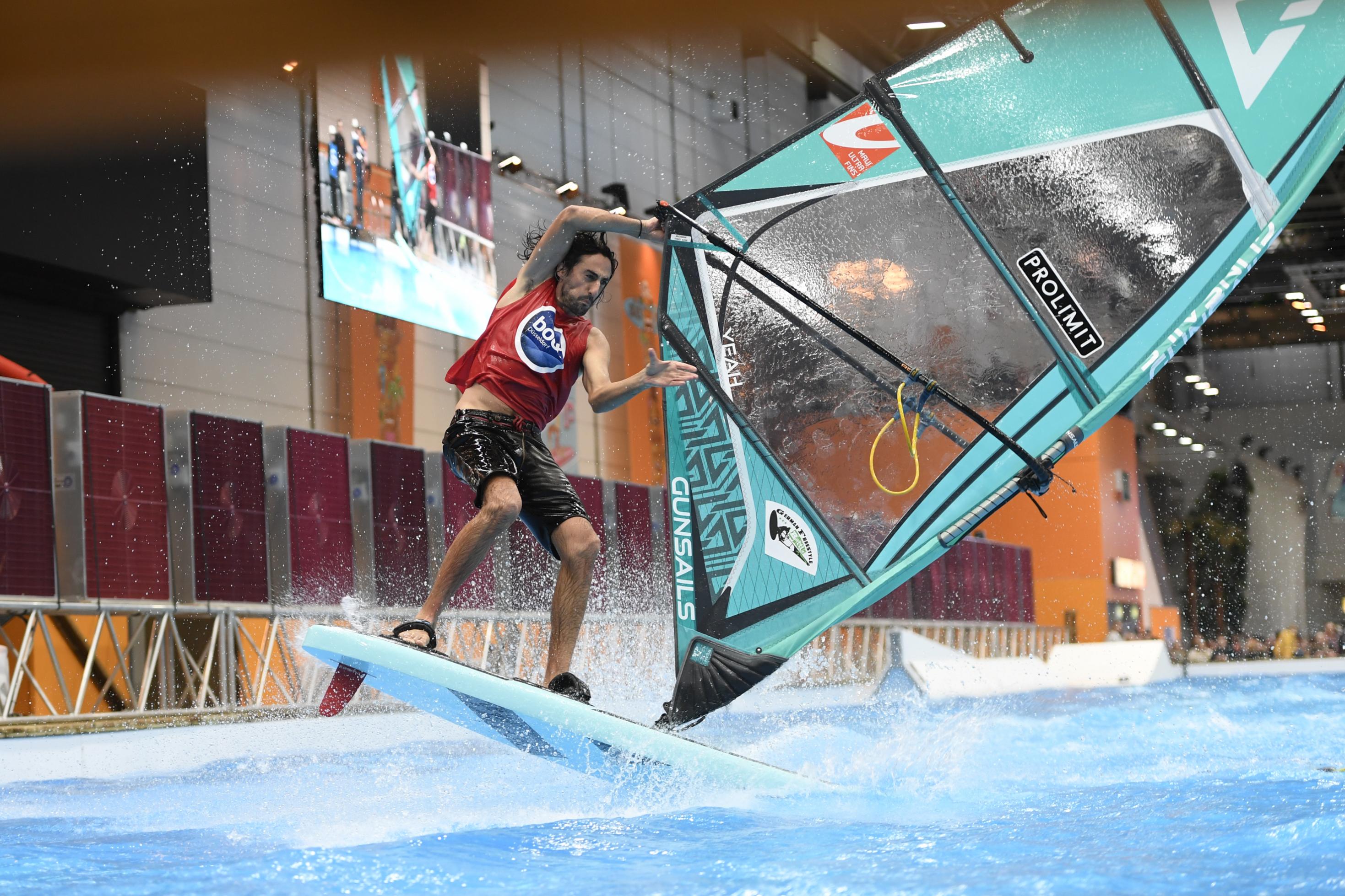 Foto zeigt einen Wingfoiler im Indoor-Pool der Messe „Boot“