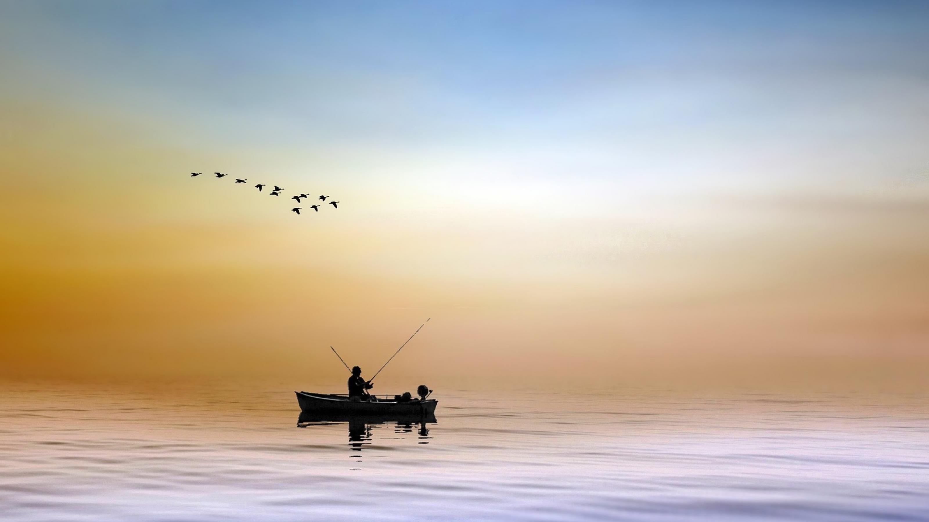 Ein einsames kleines Ruderboot auf ruhiger See, darüber fliegende Seevögel.