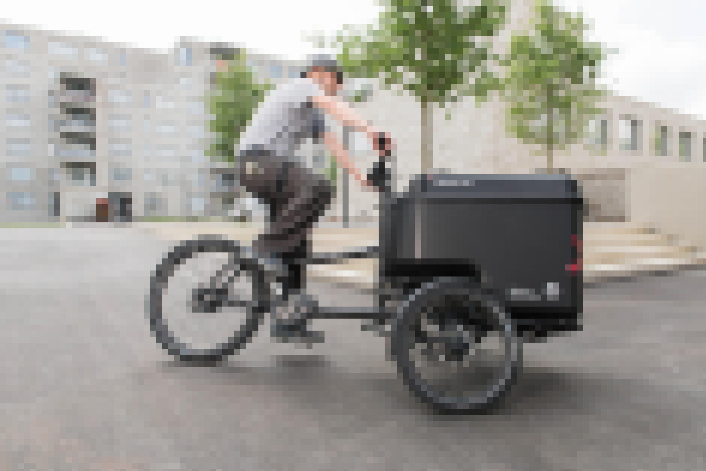 Ein Mann fährt ein elektrisches Cargo-Bike.