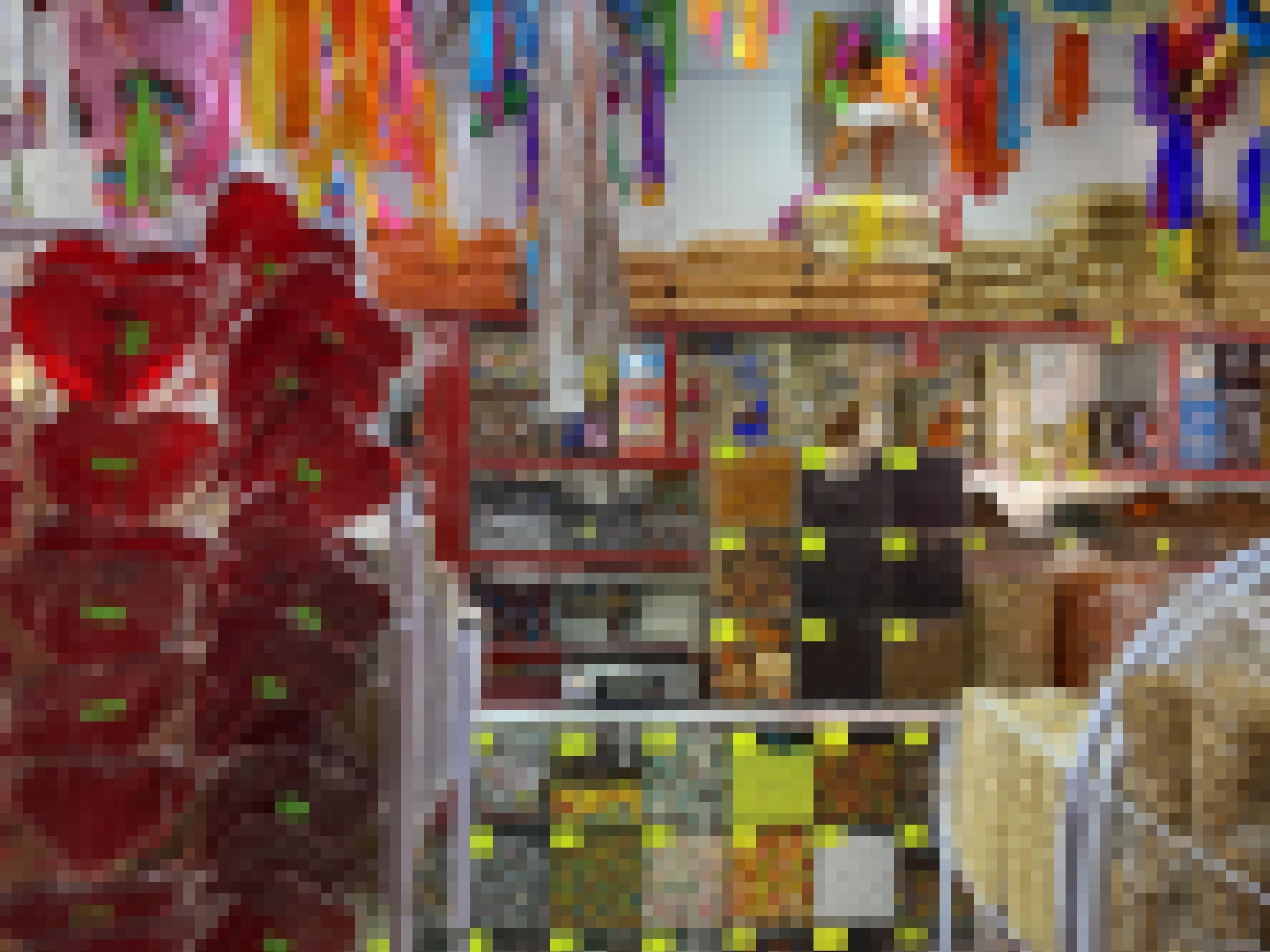 Eine bunte Ladenauslage in Mexiko vollgestopft mit Lollis, Bonbons, Keksen und Schokolade.