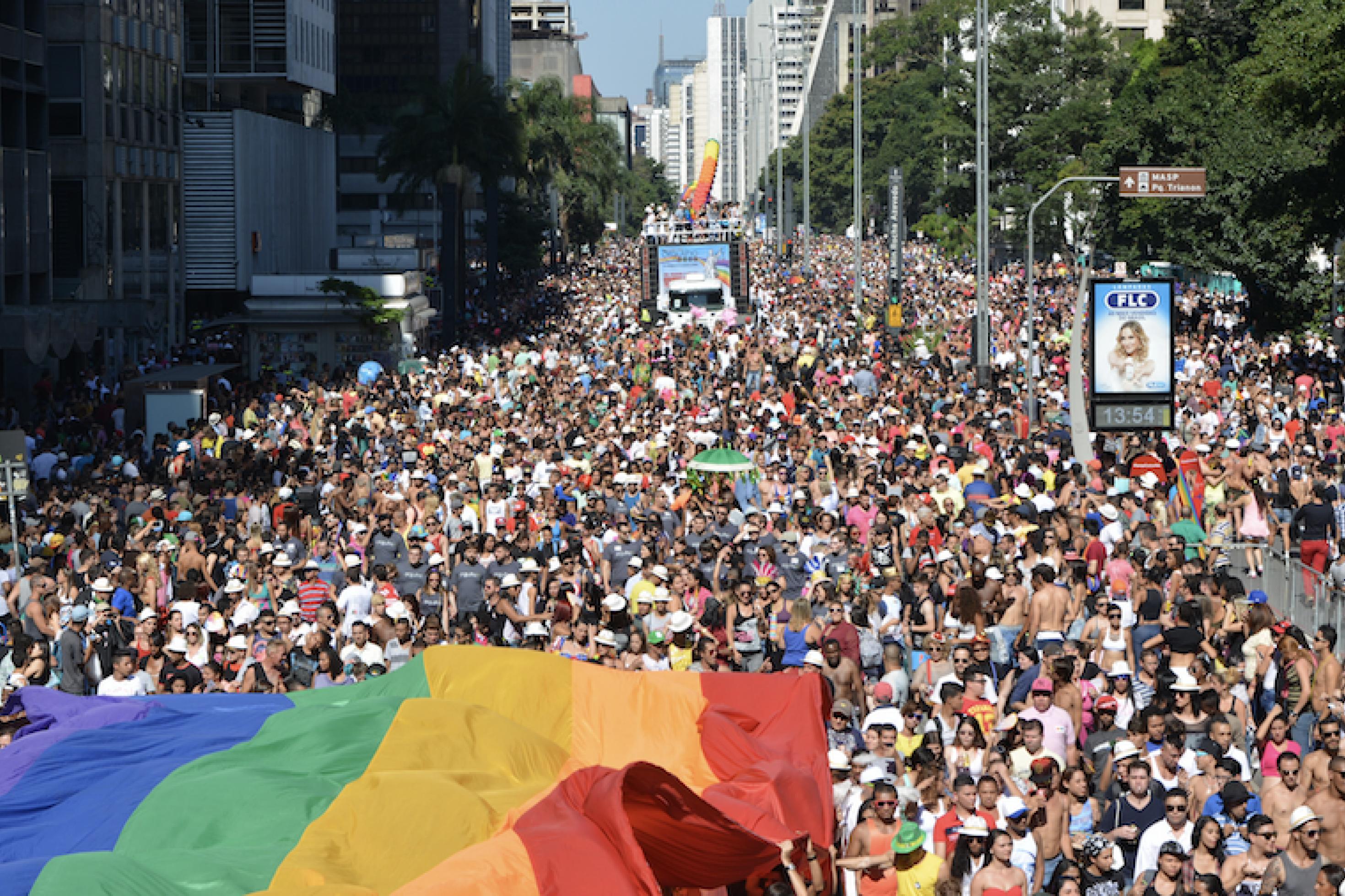 Demonstration mit Regenbogenfahnen der LGBTI-Bewegung in Sao Paolo/Brasilien
