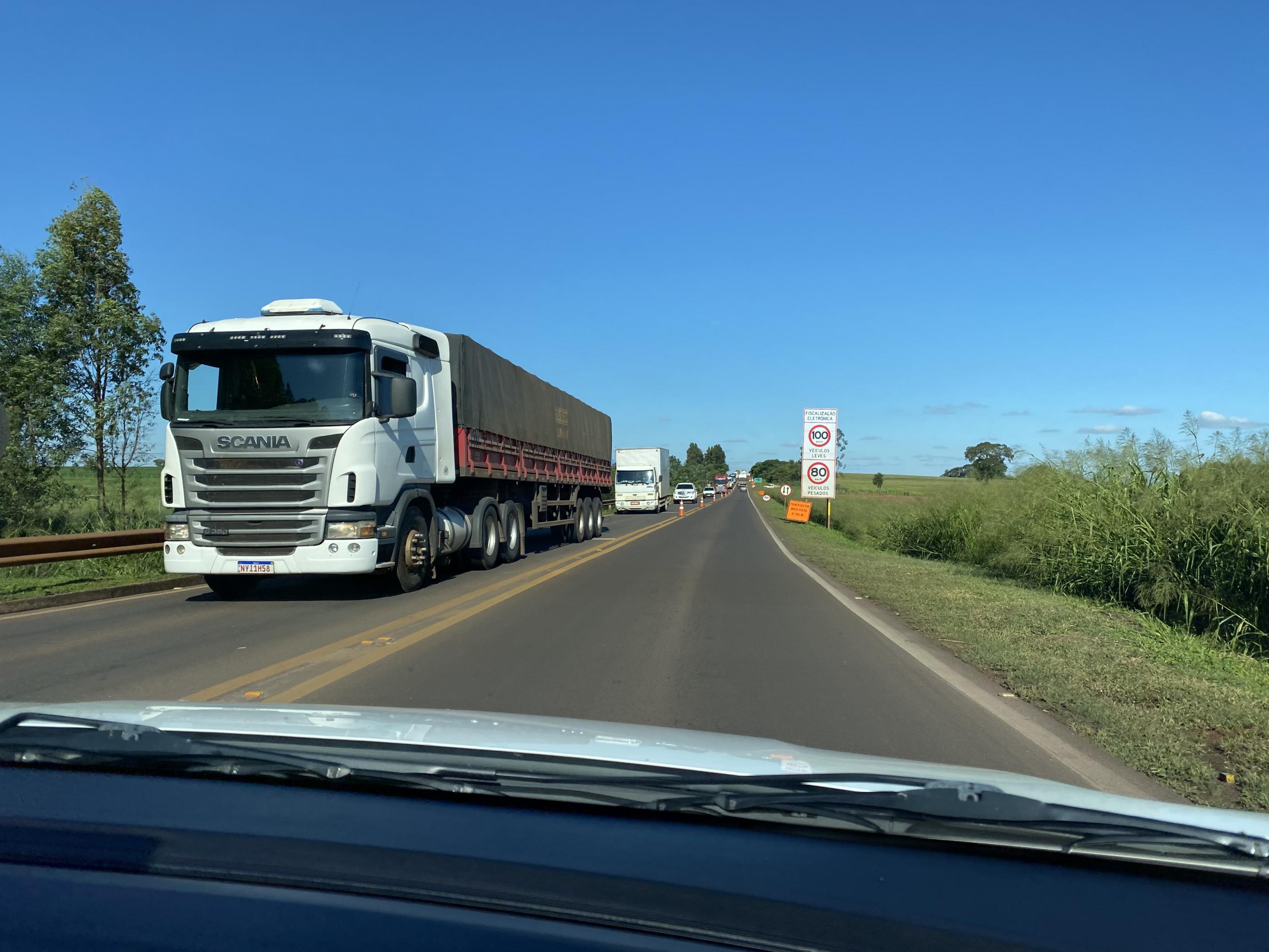 Eine Schlange von Autos und LKWs auf einer Fernstrasse in Südbrasilien.