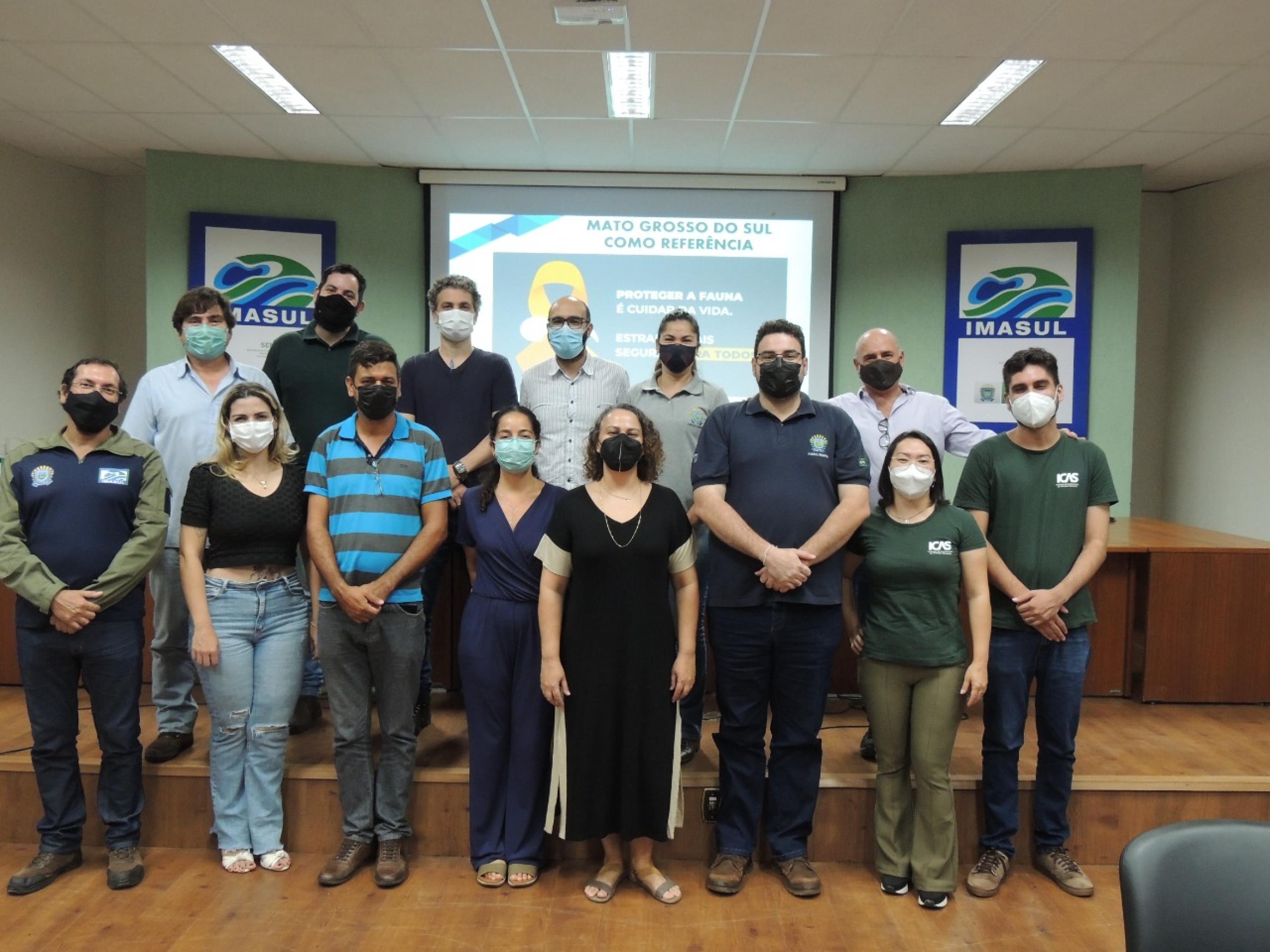 mehrere Menschen posieren vor einem Banner der brasilianischen Verkehrsbehörde