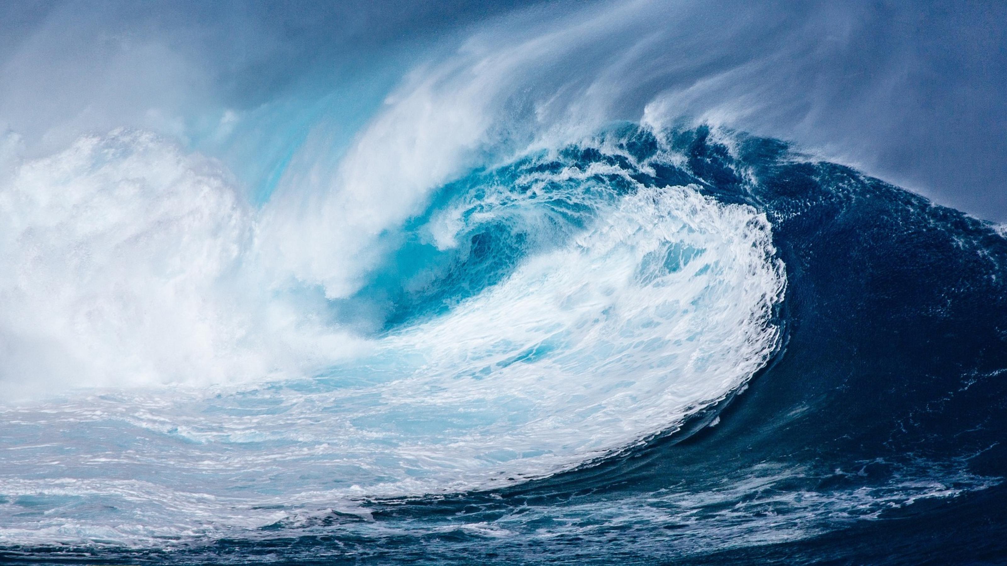 Eine brechende Meereswelle als Sinnbild für das Brechen der Welle von Coronainfektionen