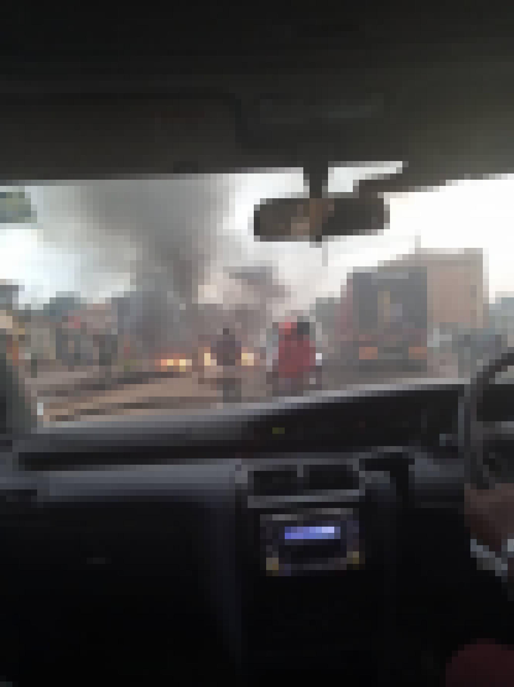 Aus dem Inneren eines Autos heraus sieht man den Verkehr und brennende Barrikaden, die aus Reifen erreichtet wurden. Die Reifen wurden dann angezündet.