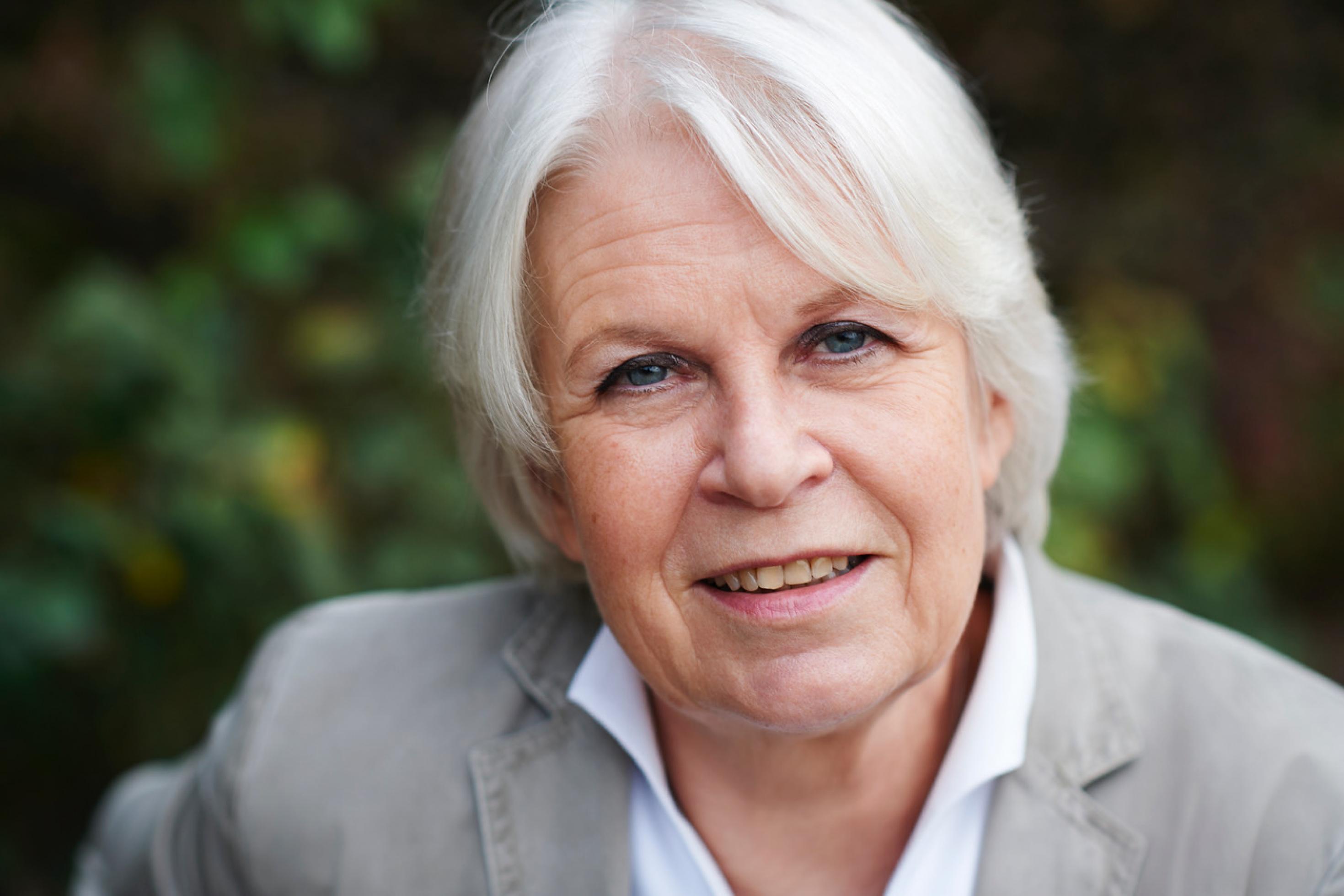 Das Portraitbild zeigt Brigitte Bührlen, die sich seit vielen Jahren dafür engagiert, dass pflegende Angehörige in der politischen Auseinandersetzung rund um die Pflege stärker gehört werden.