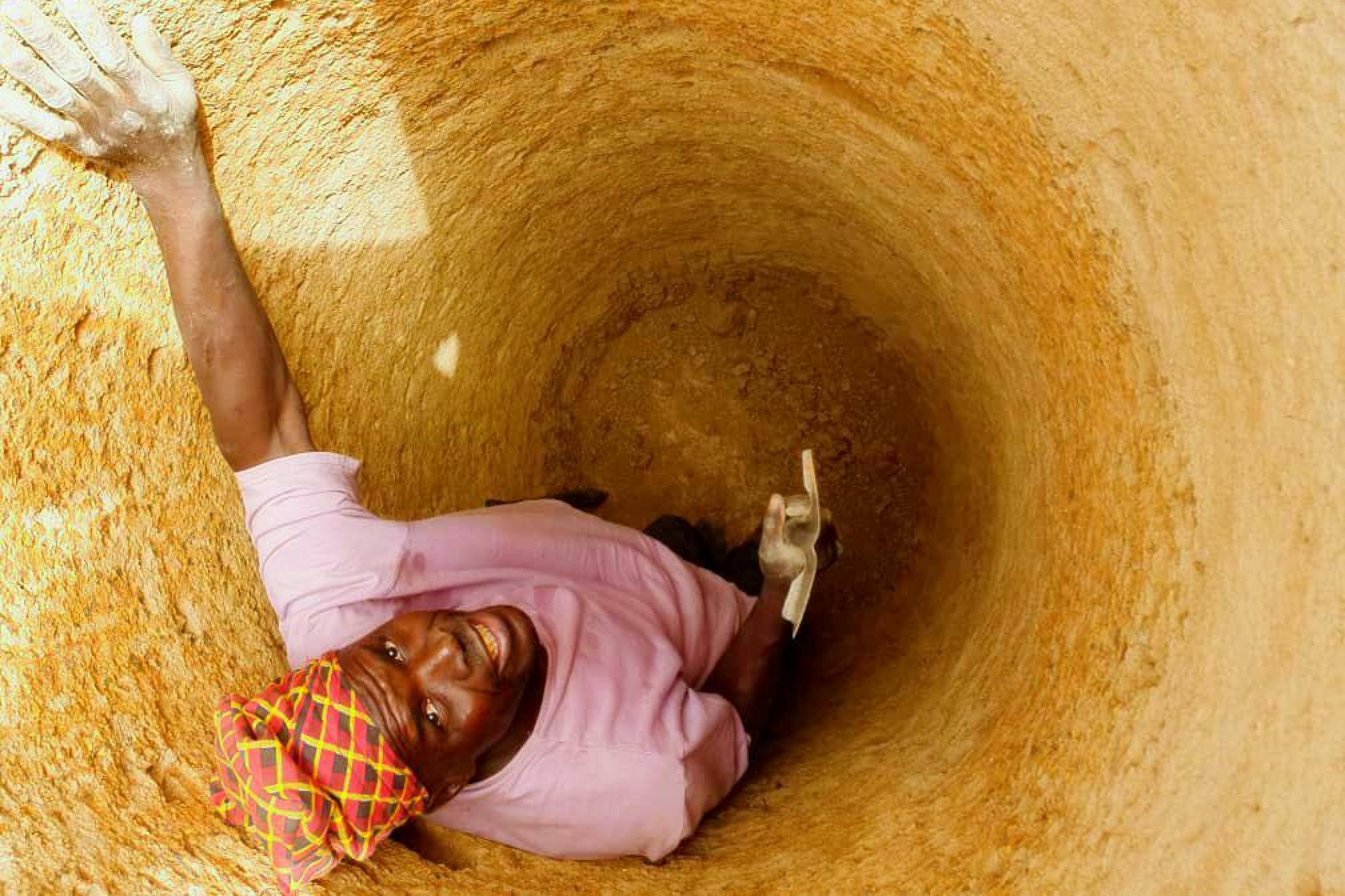 Ein Mann steht in einem Brunnen, den er im Bundesstaat Taraba im Norden Nigerias gräbt. Er arbeitet für die Initiative #BuildAWell, die über 500 Brunnen in einkommensschwachen Gemeinden gebaut hat.