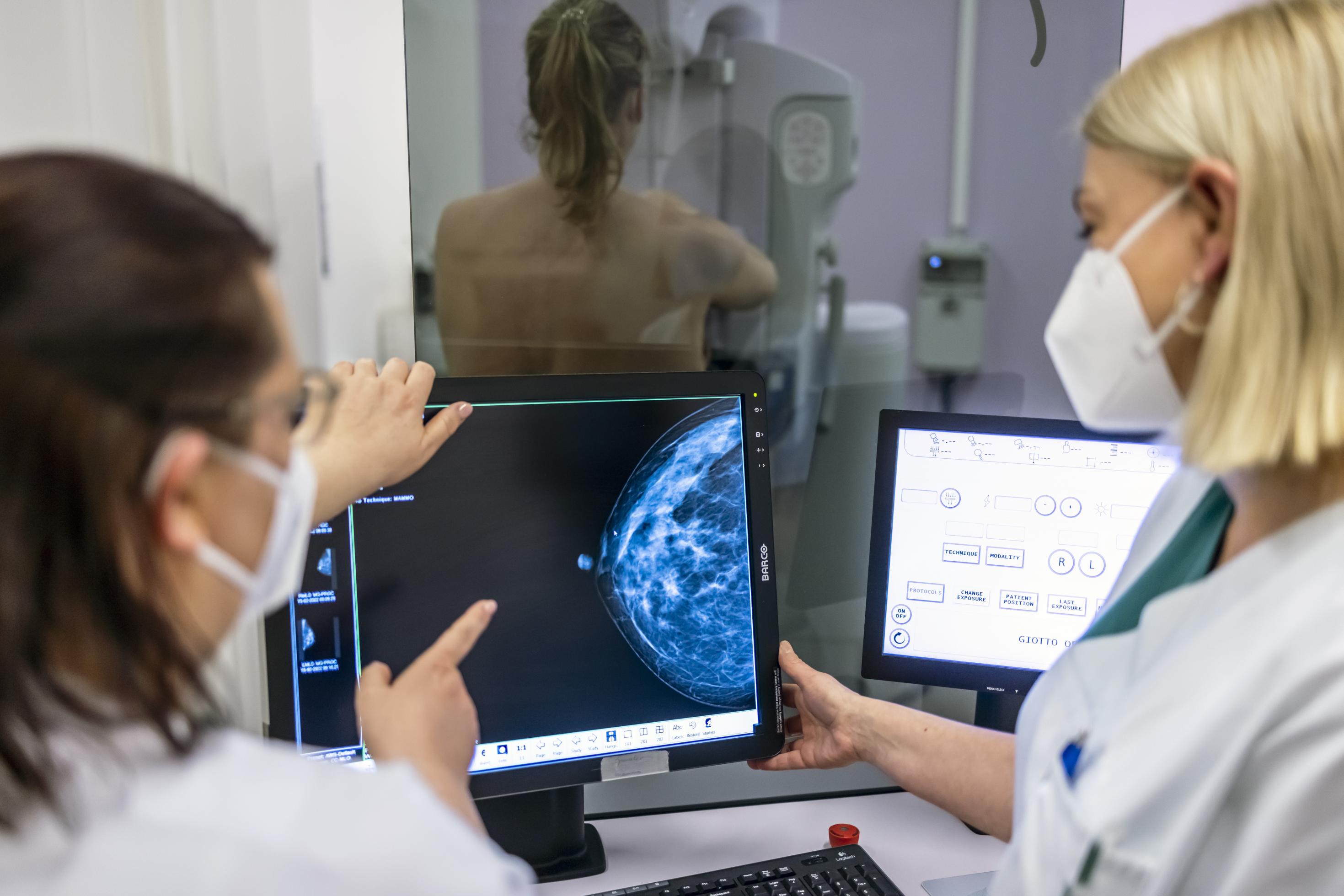 Vorsorge bei Brustkrebs: Szene aus einer Arztpraxis während einer Mammographie.
