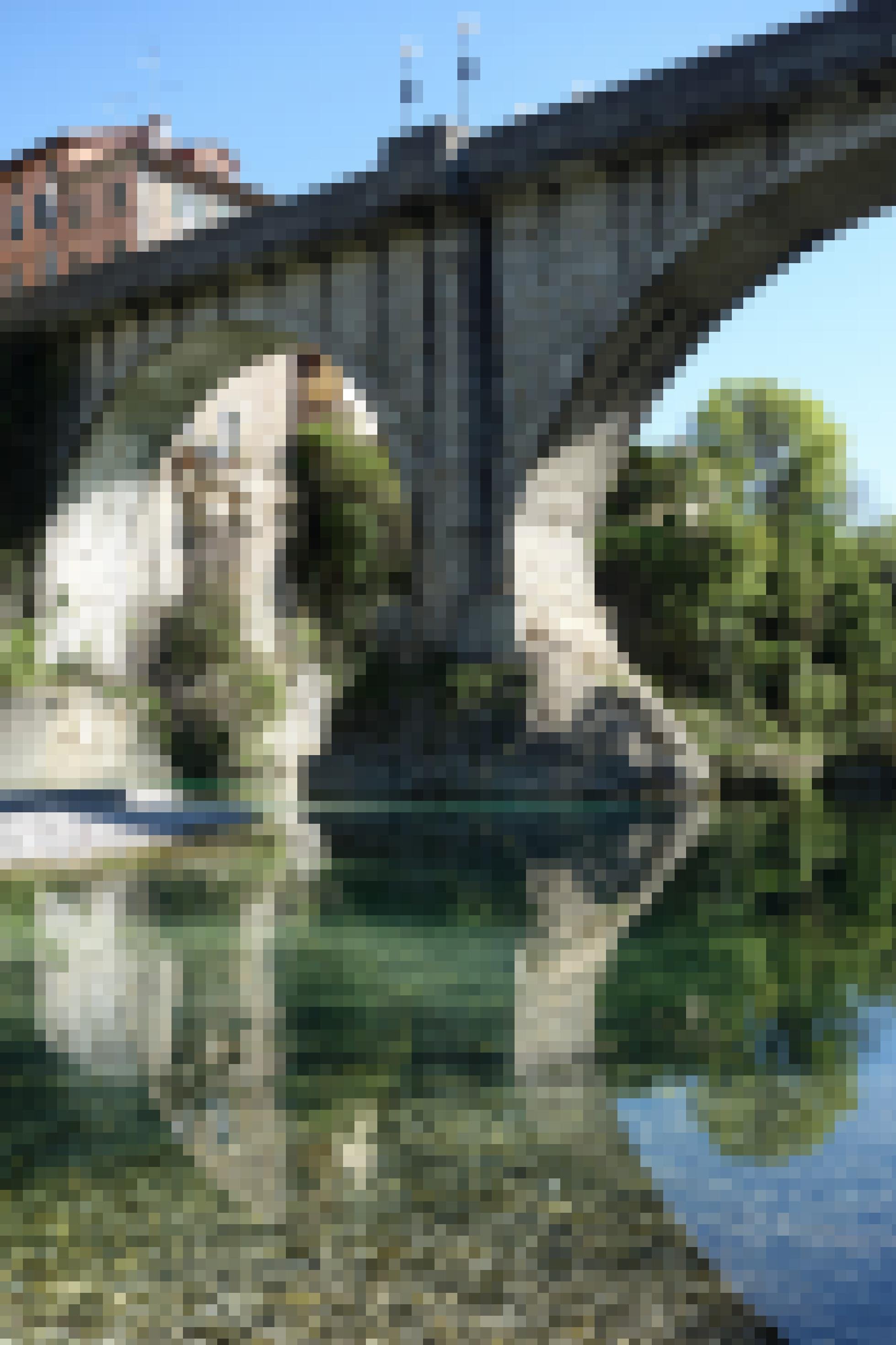 Mächtige alte Brücke aus Stein, darunter ein ganz klarer grüner Fluss, links oben an der Brücke ein altes italienisches Haus.