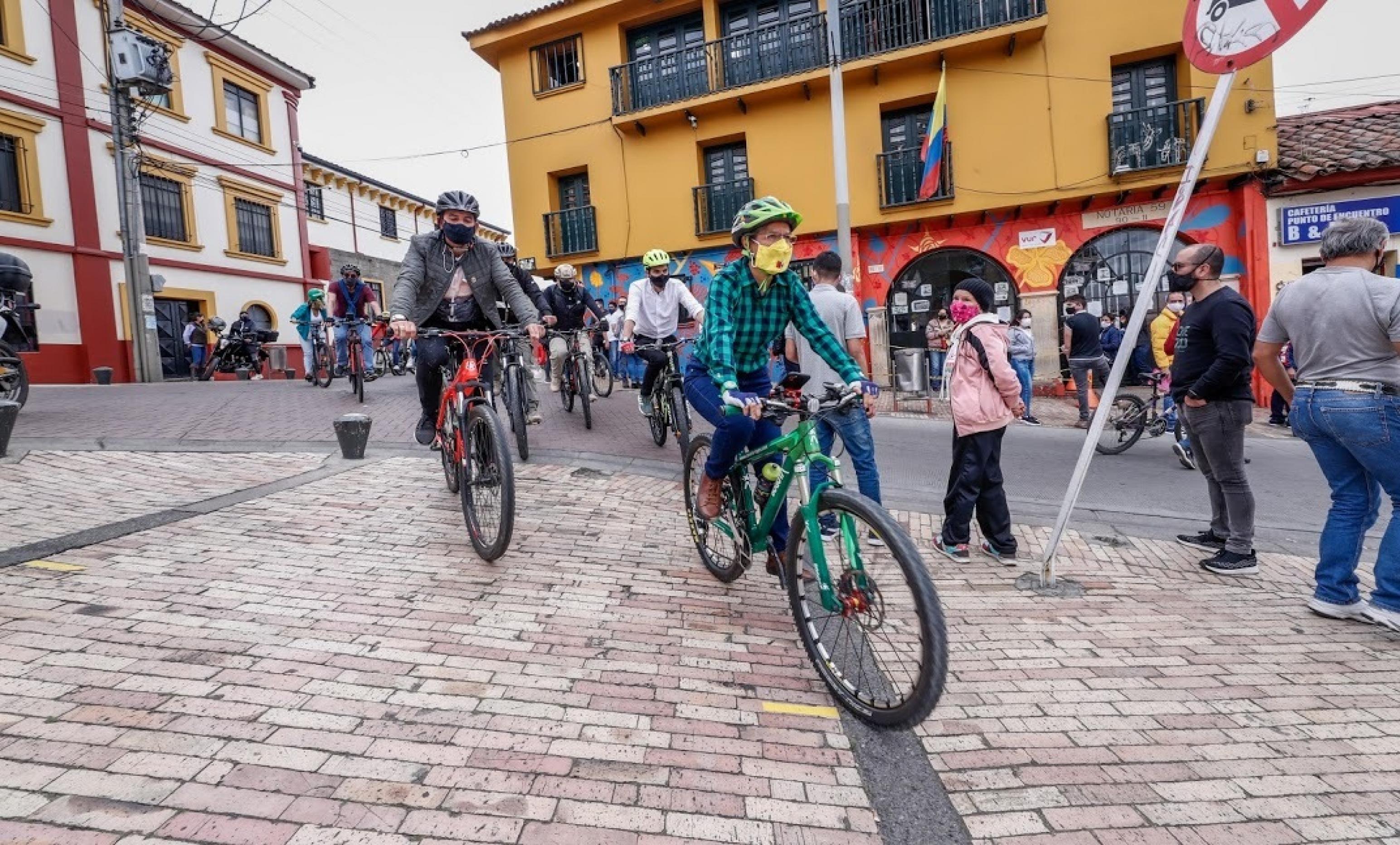 Claudia López, die Bürgermeisterin von Bogotá, fährt über die neu geschaffenen Fahrradwege der Stadt.
