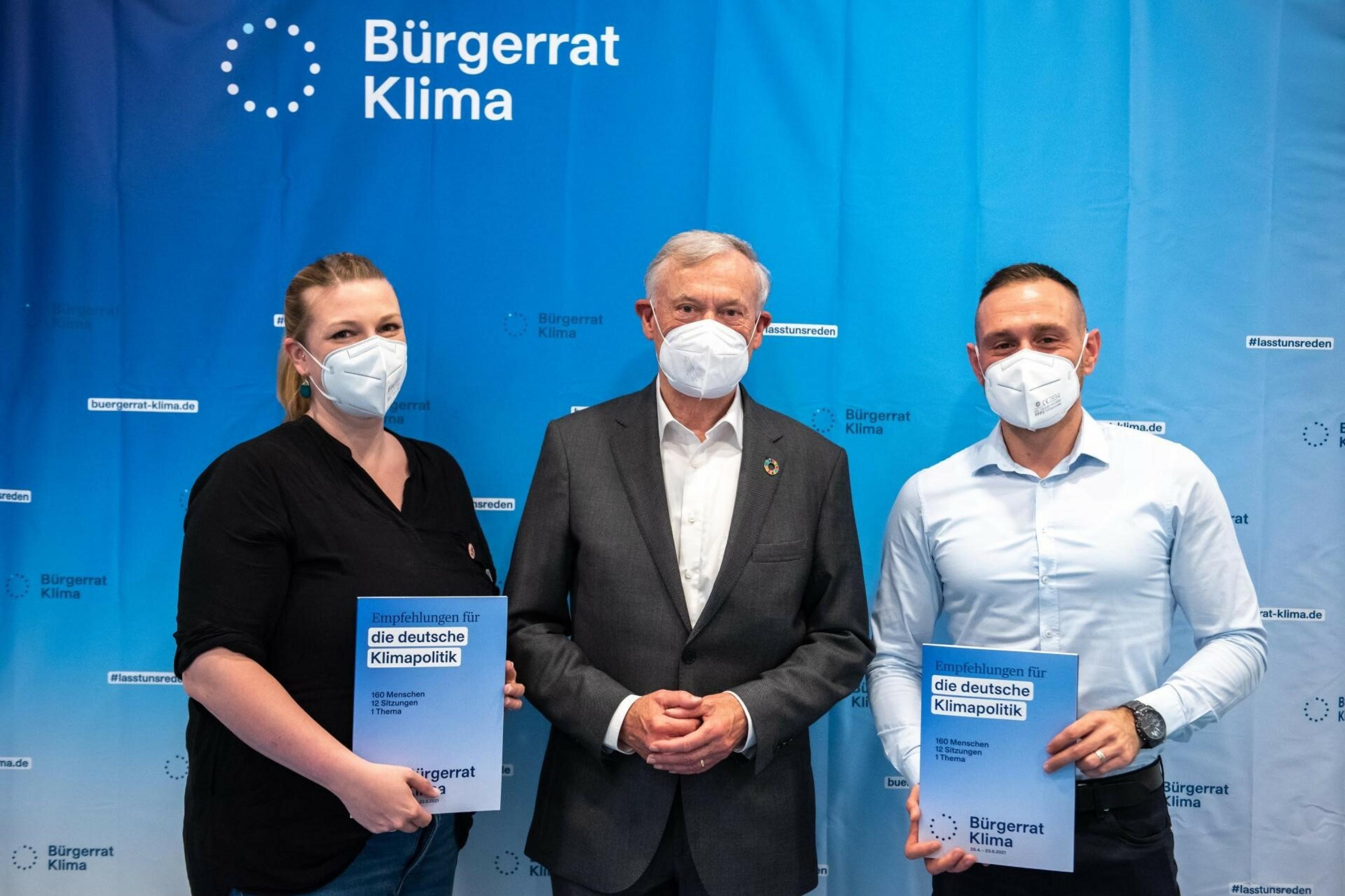 Von links nach rechts: Mareike Menneckemeyer präsentiert gemeinsam mit Schirmherr Horst Köhler und Adnan Arslan die Ergebnisse des Bürgerrat Klima