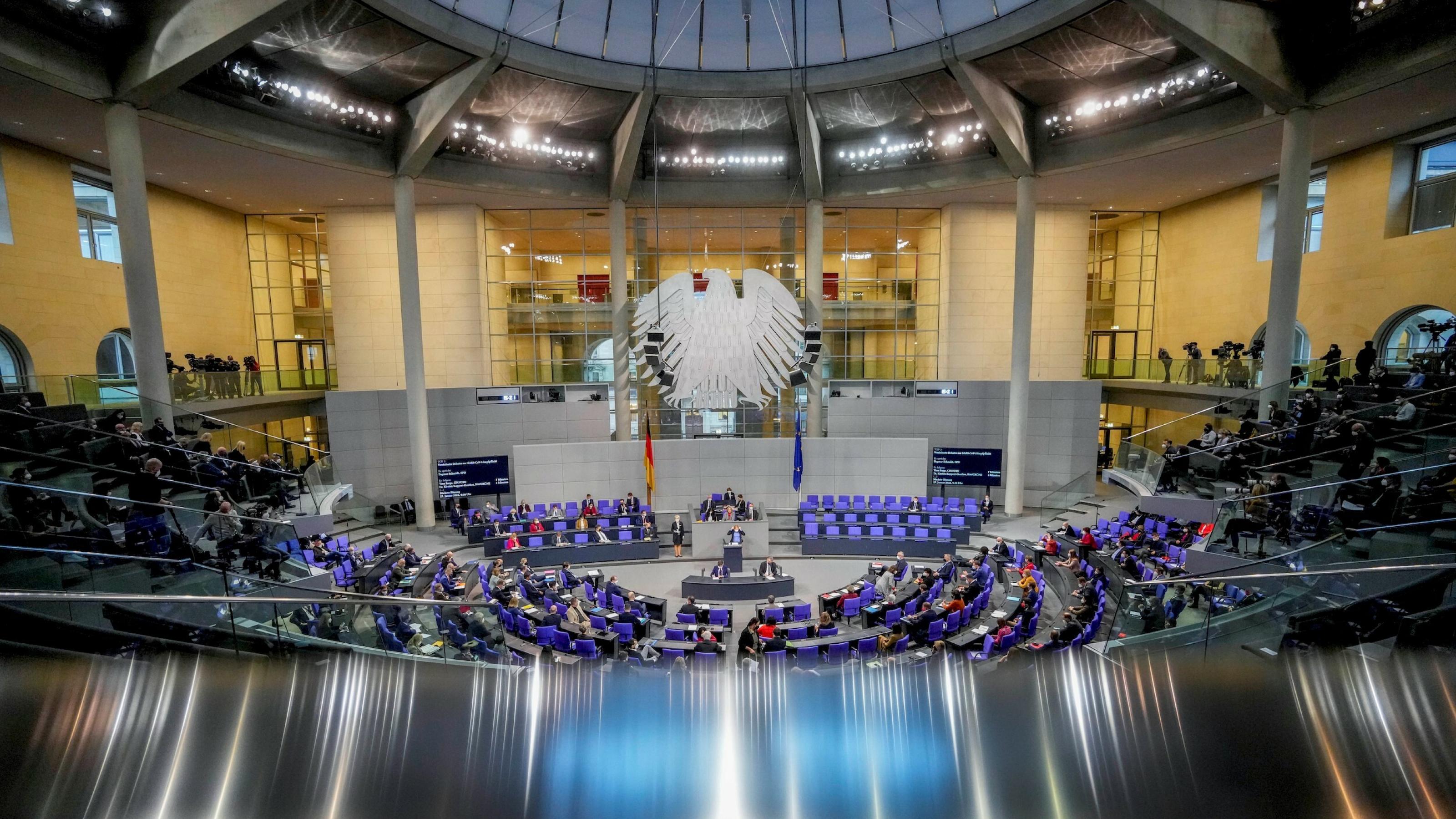Das Bild zeigt dem Bundestag während der Debatte um die Einführung einer Impfpflicht.