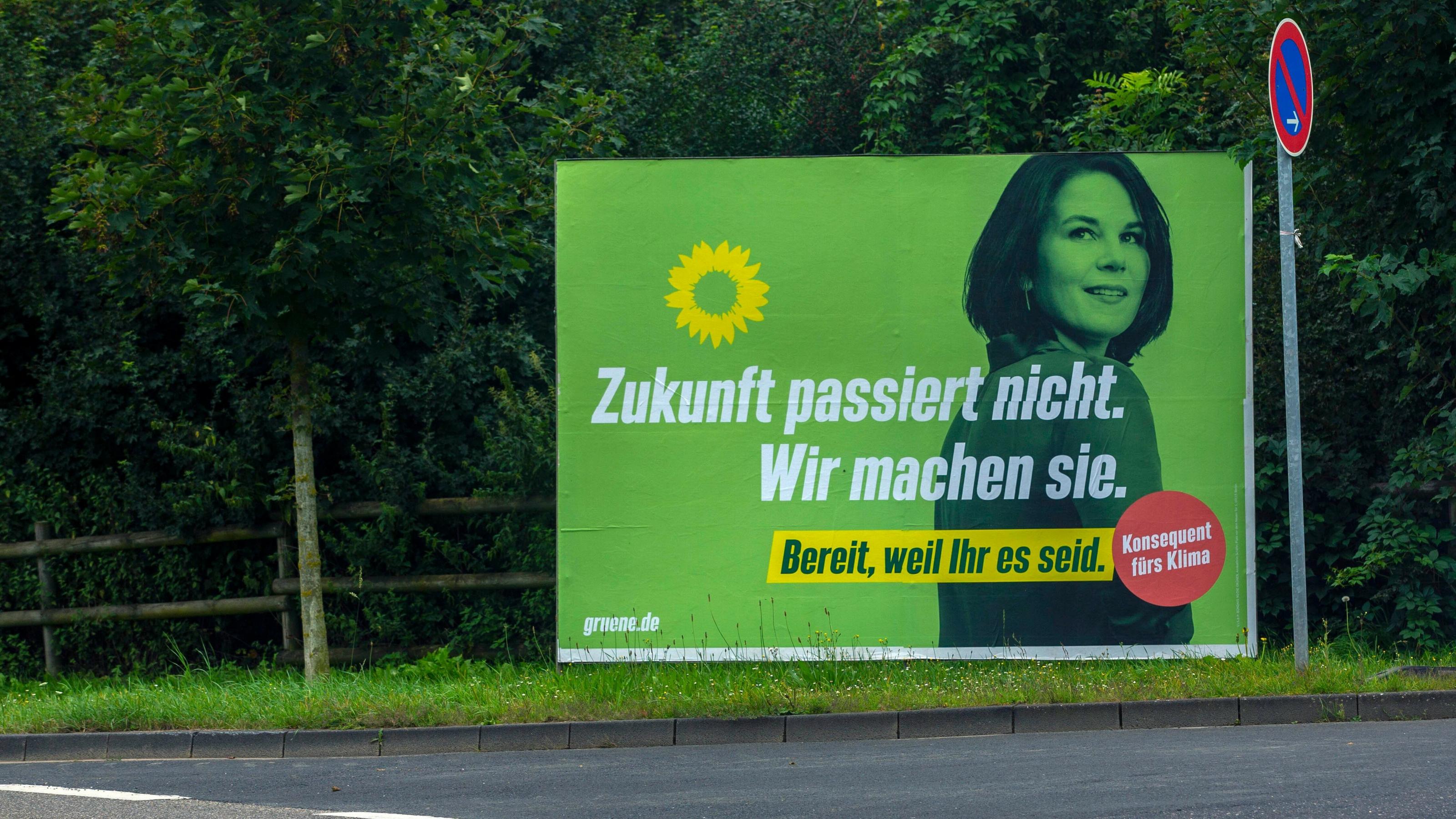 Das Plakat der  Partei Die Grünen mit einem Porträt von Annalena Baerbock und dem Slogan „Zukunft passiert nicht, wir machen sie“.