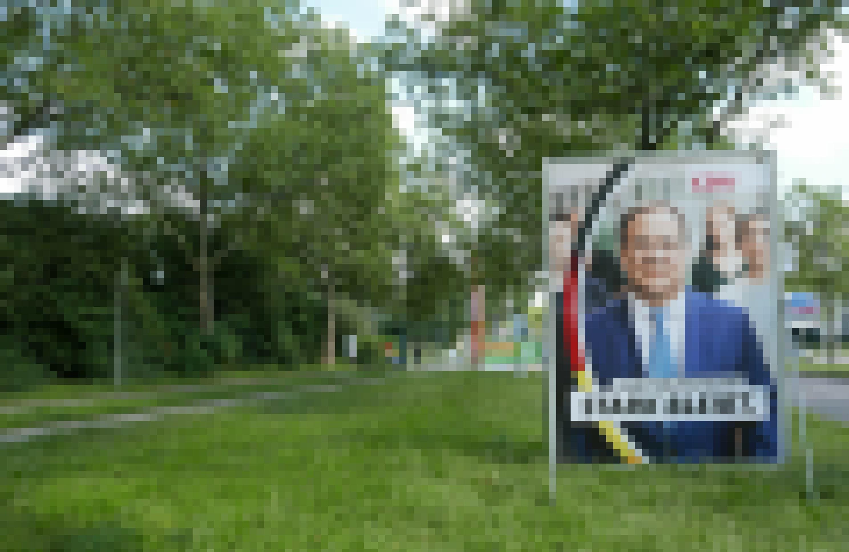 Großformatiges Wahlplakat der CDU auf einem Grünstreifen.