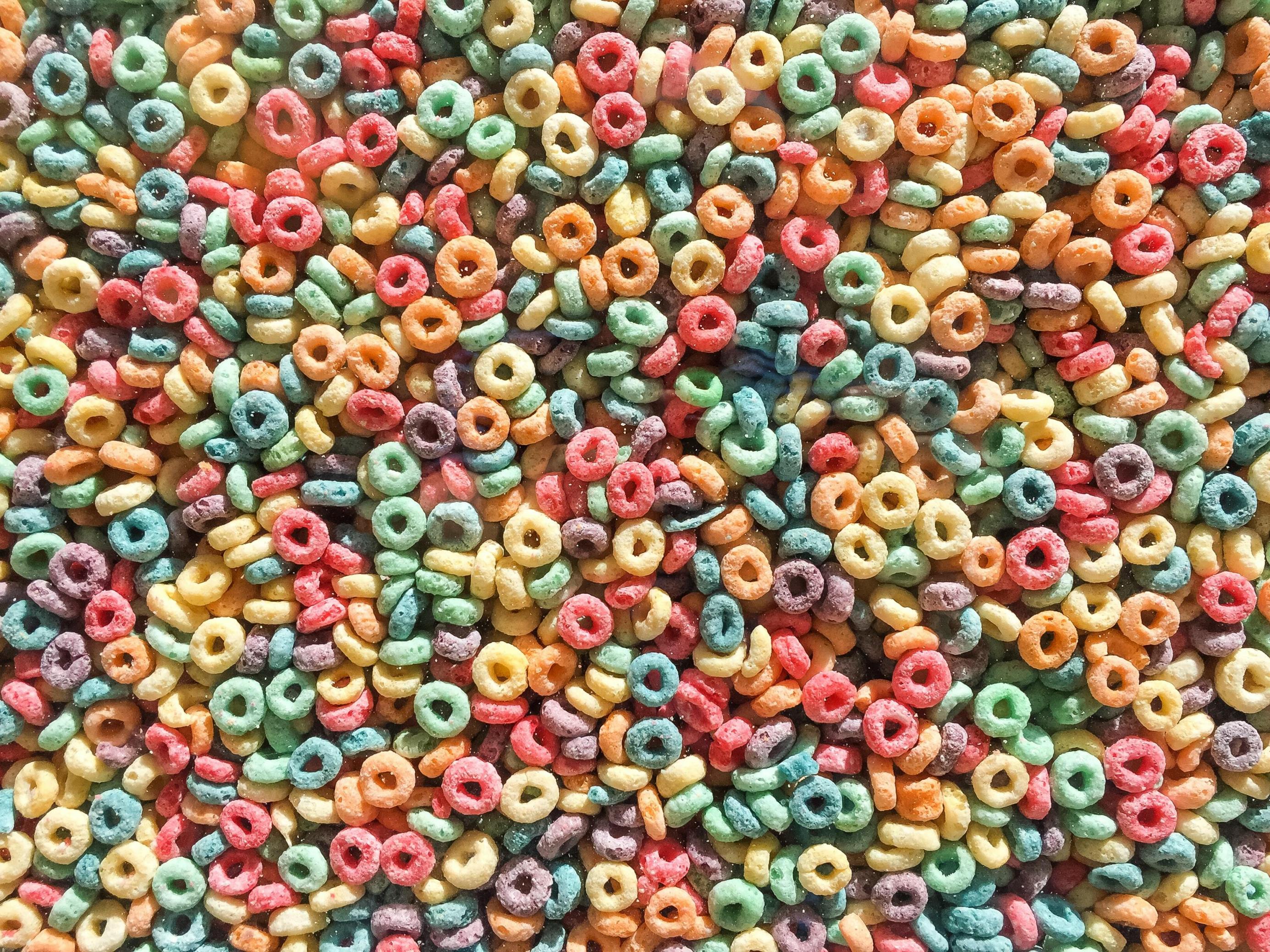 Viele bunte Cerealien liegen nebeneinander. Doch Fruit Loops sind nicht nur bunt, sondern auch stark gezuckert.