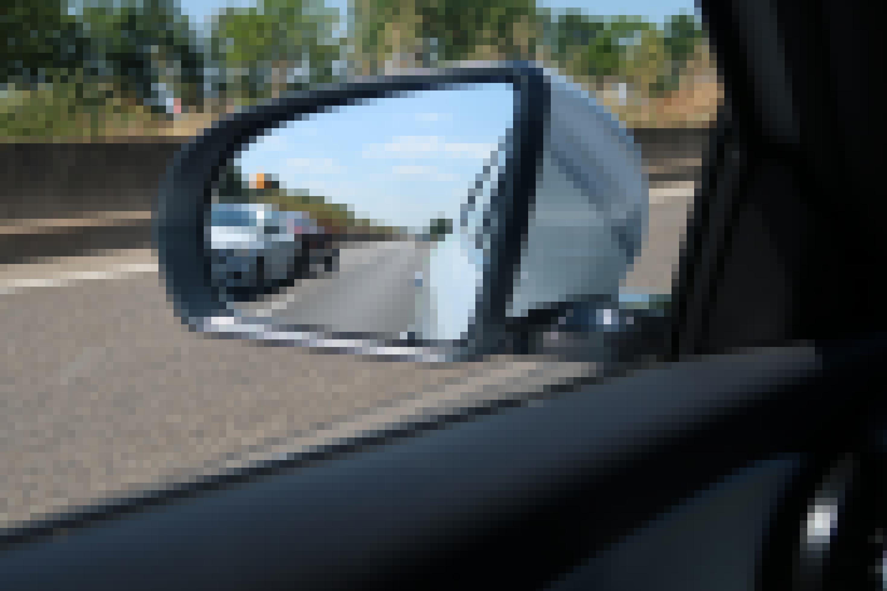 Blick in den Seitenspiegel des BYD Atto 3 auf der Autobahn.