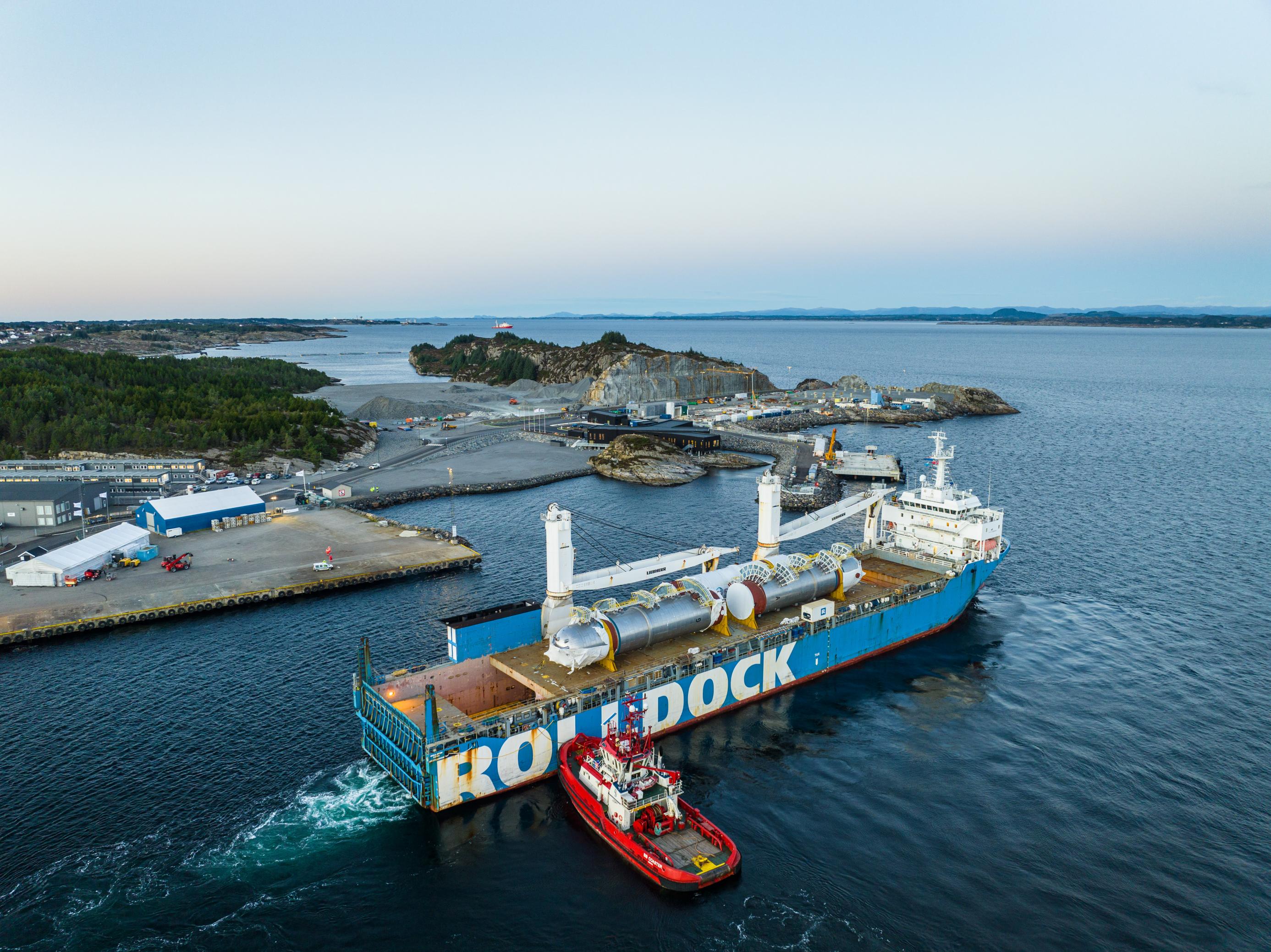 Das Bild zeigt einen Frachter, der von einem Schlepper an den Kai in Øygarden gedrückt wird.