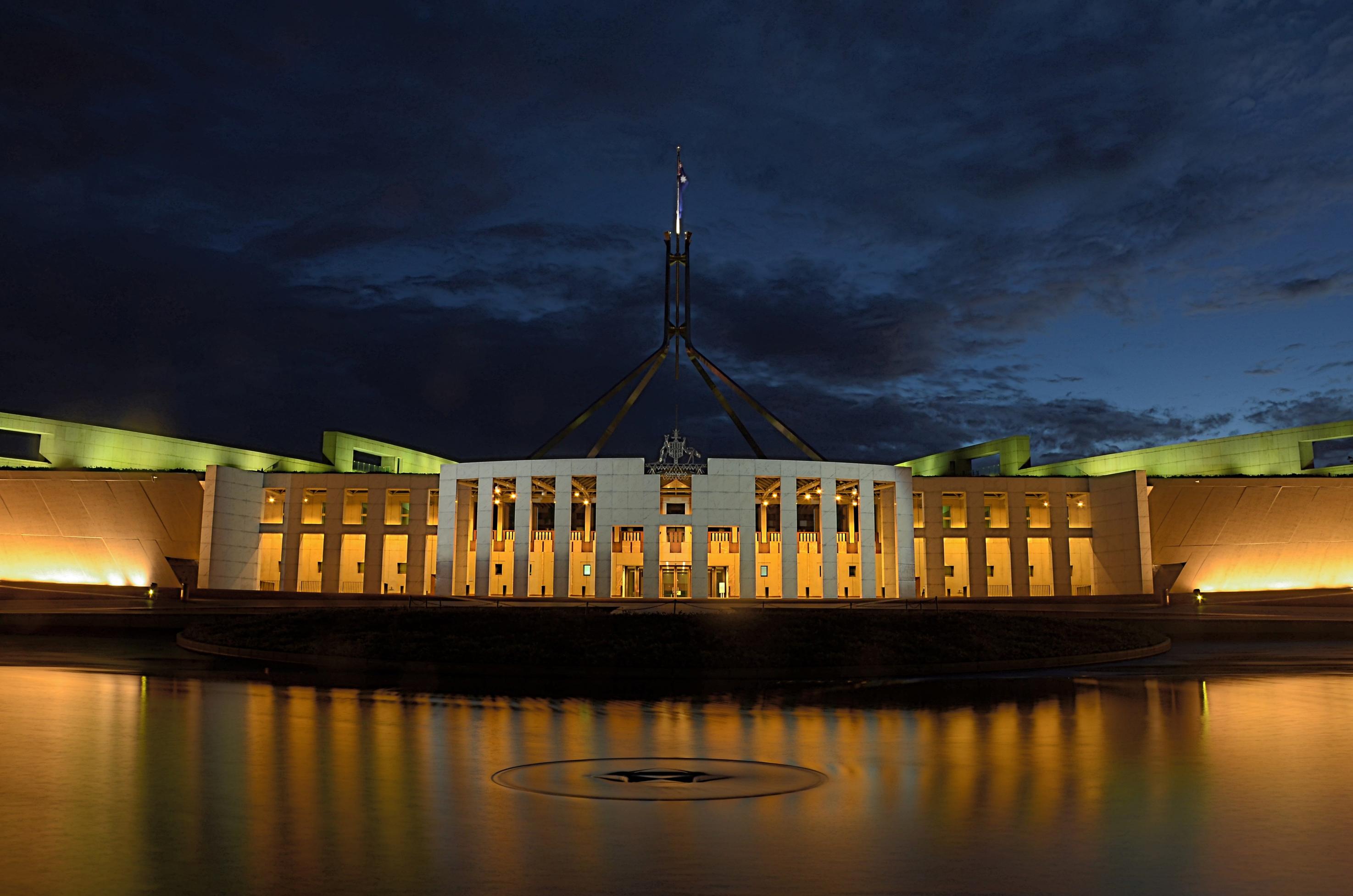 Abendstimmung am mdernen Parlamentsgebäude in Canberra, der Hauptstadt Australiens, 