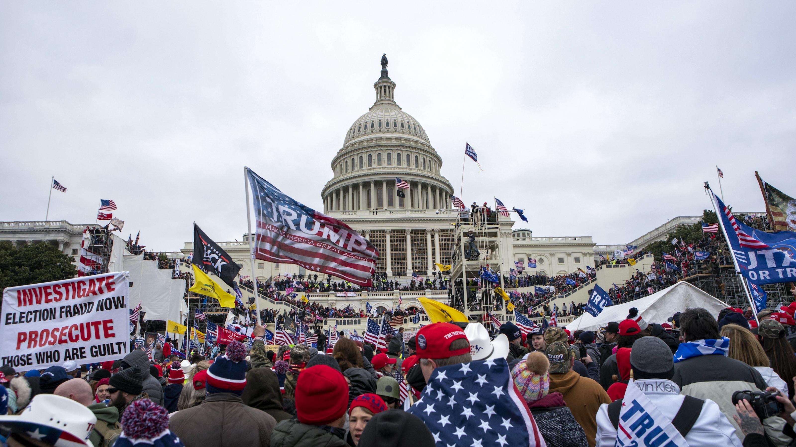 Anhänger von Präsident Donald Trump besetzen am 6. Januar 2021 das Kapitol-Gebäude in Washington D.C.