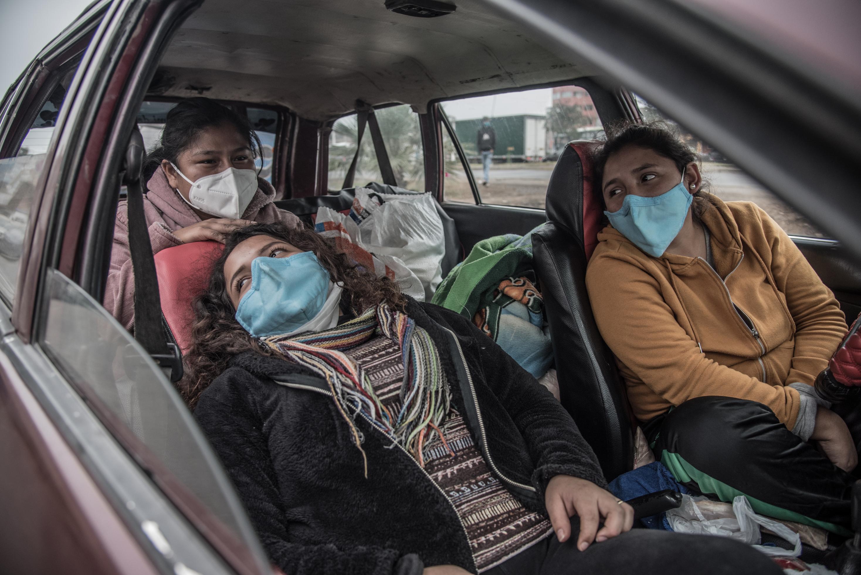 Carmen Meza und zwei Freundinnen warten im Auto darauf, dass sie an die Reihe kommen, um Sauerstoff zu kaufen.