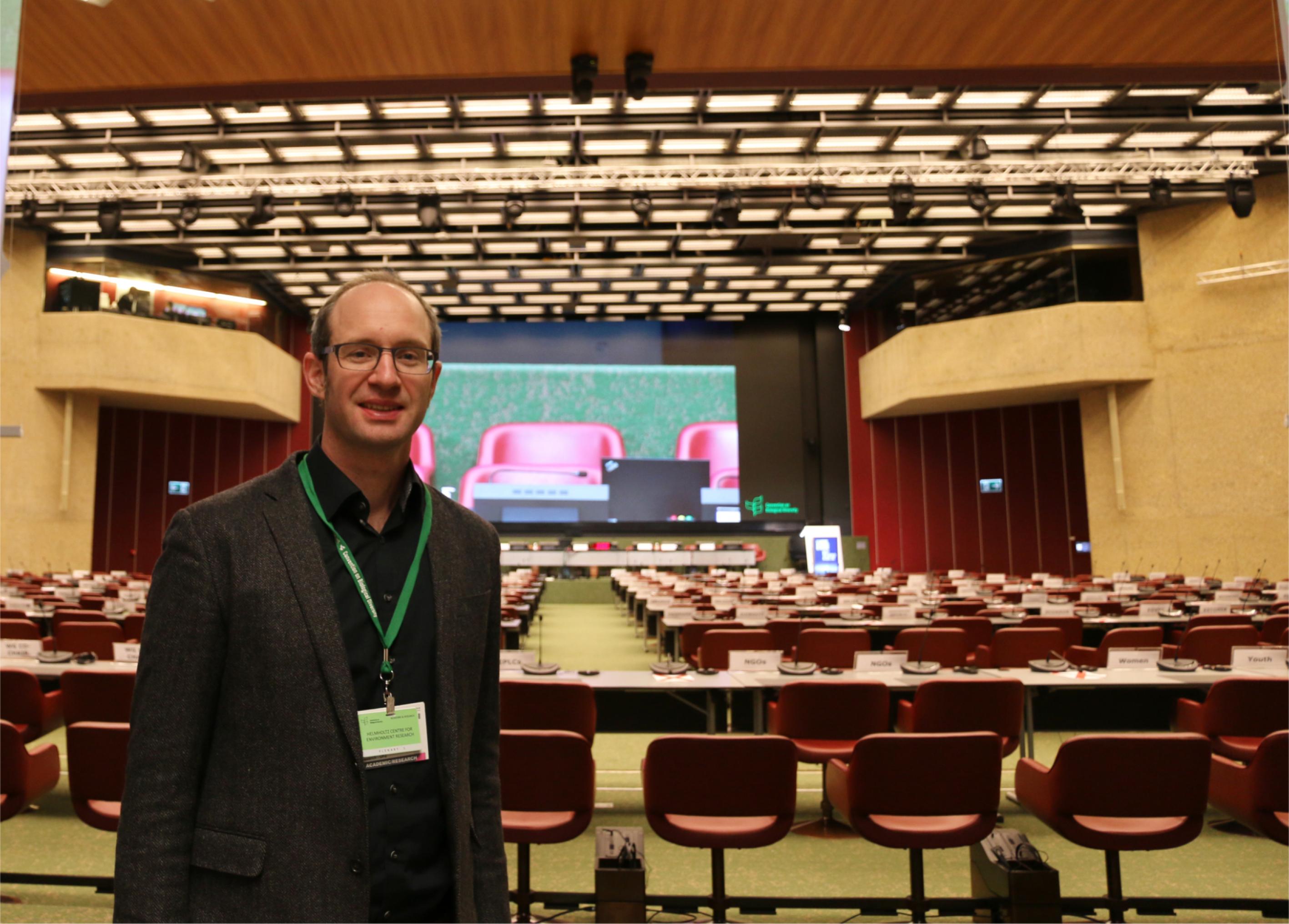 Yves Zinngrebe steht im leeren Konferenzsaal