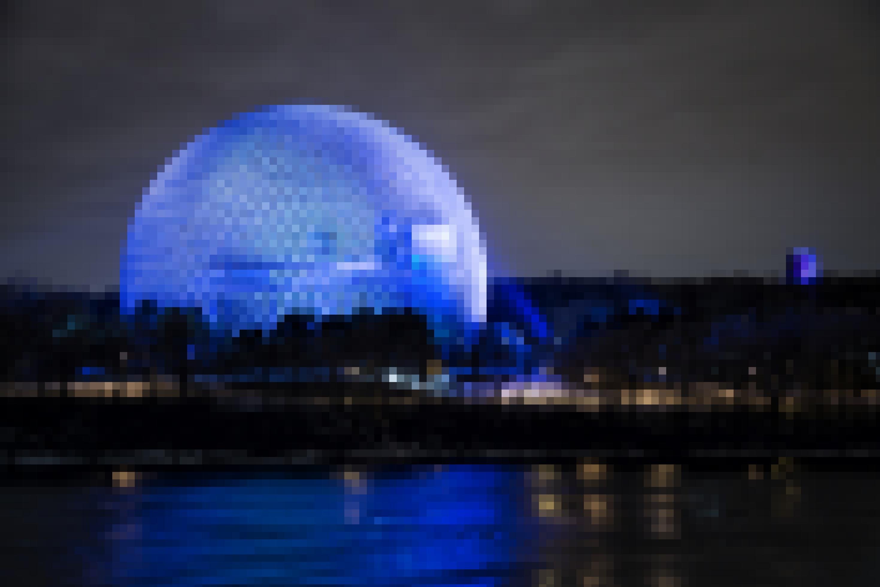 Die Biosphäre in Montreal nachts und in blau erleuchtet