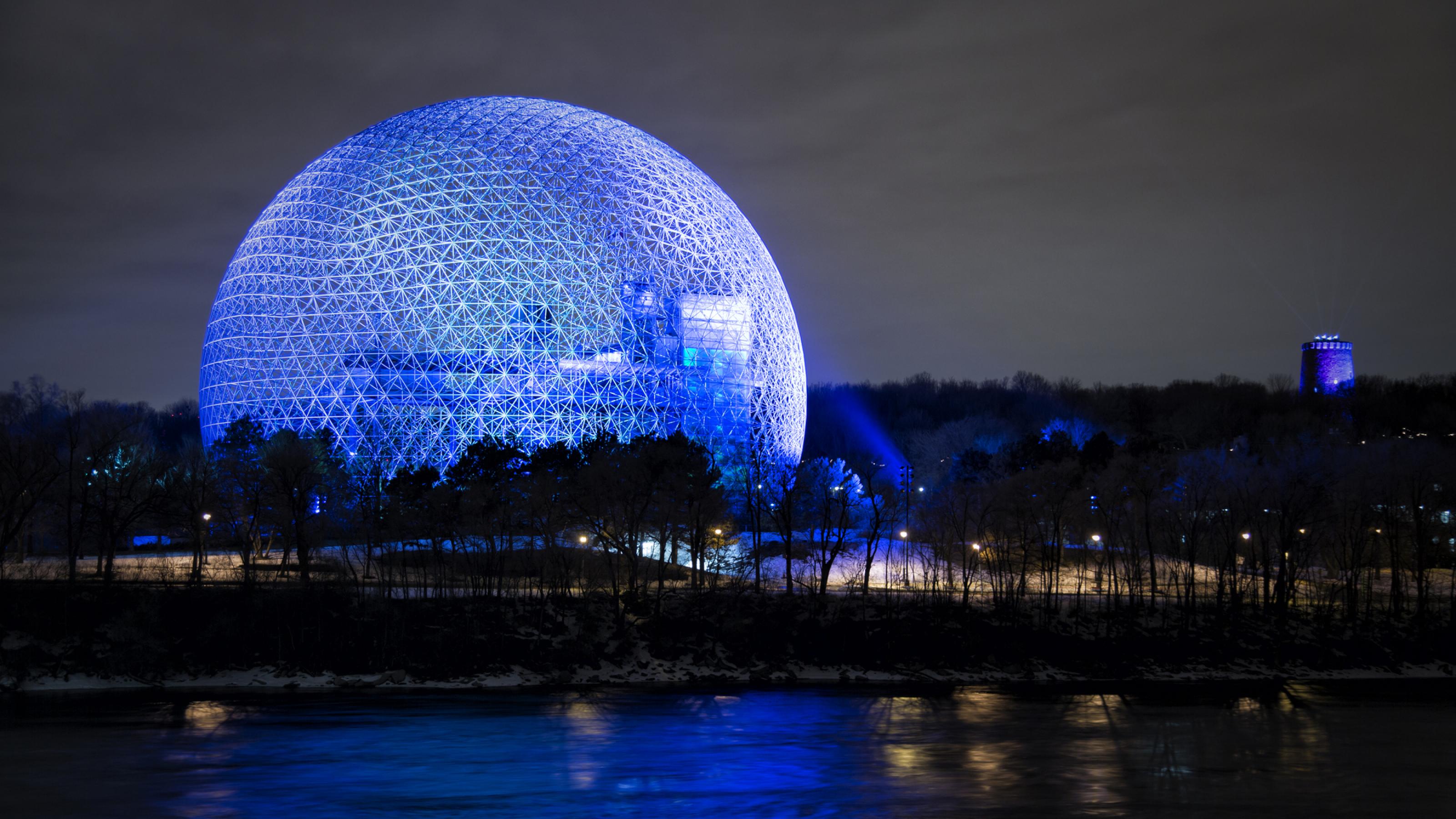 Die Biosphäre in Montreal nachts und in blau erleuchtet