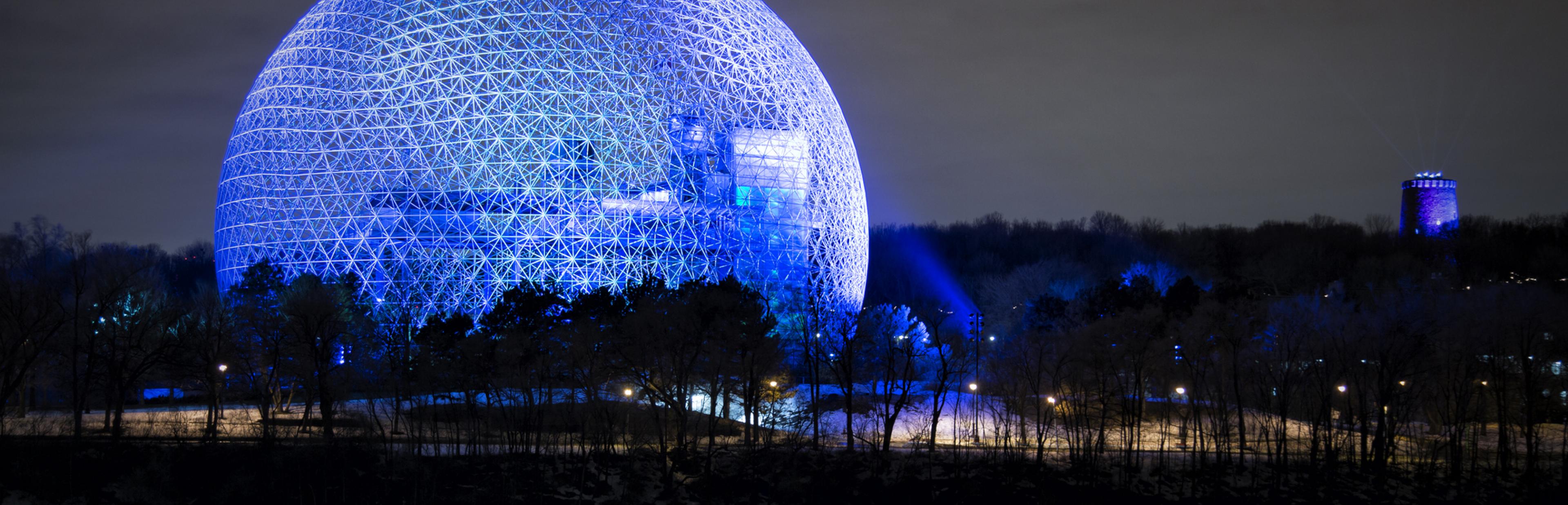Die Biosphäre in Montreal nachts und in blau erleuchtet