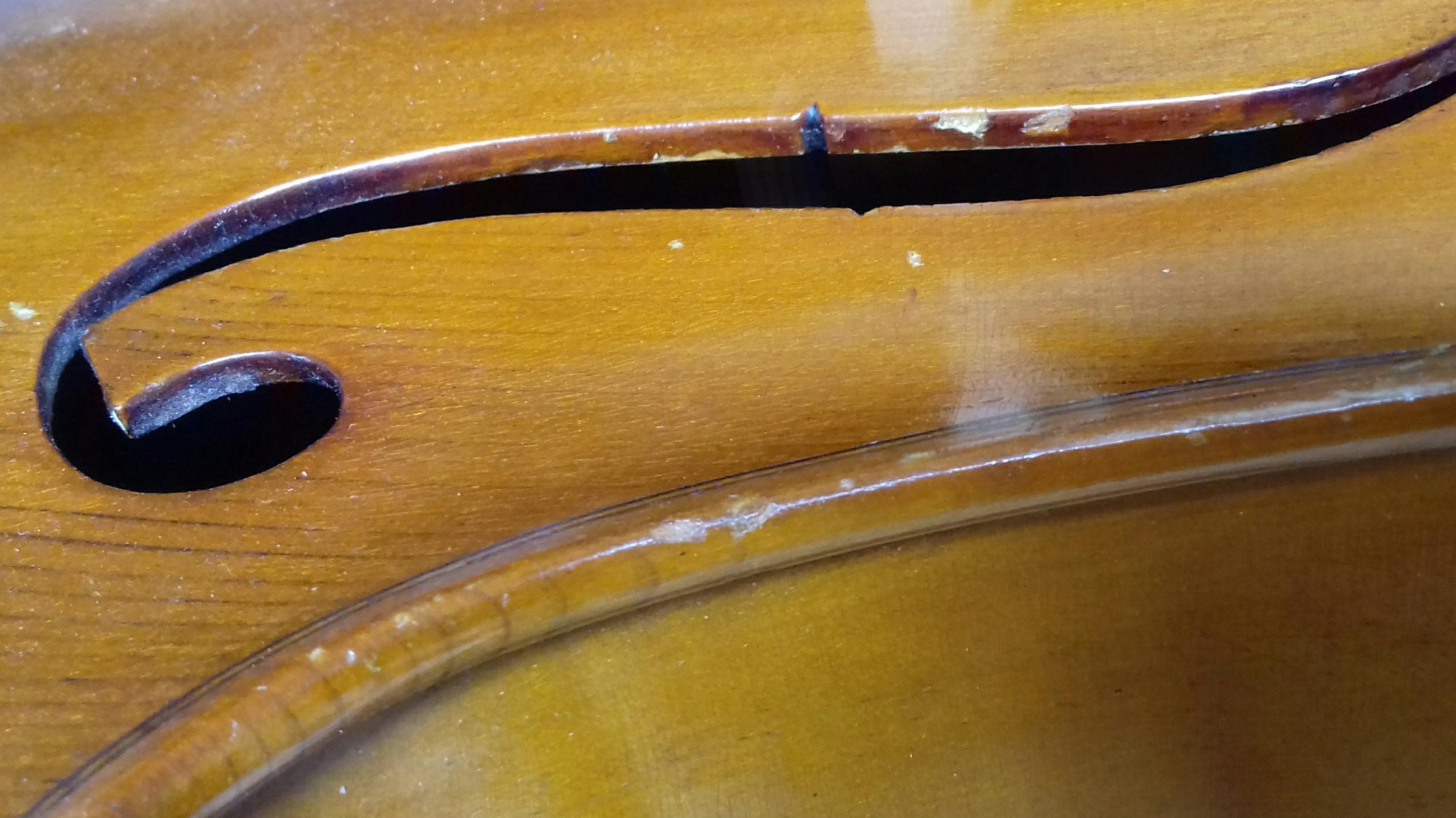 F-Loch eines Cellos