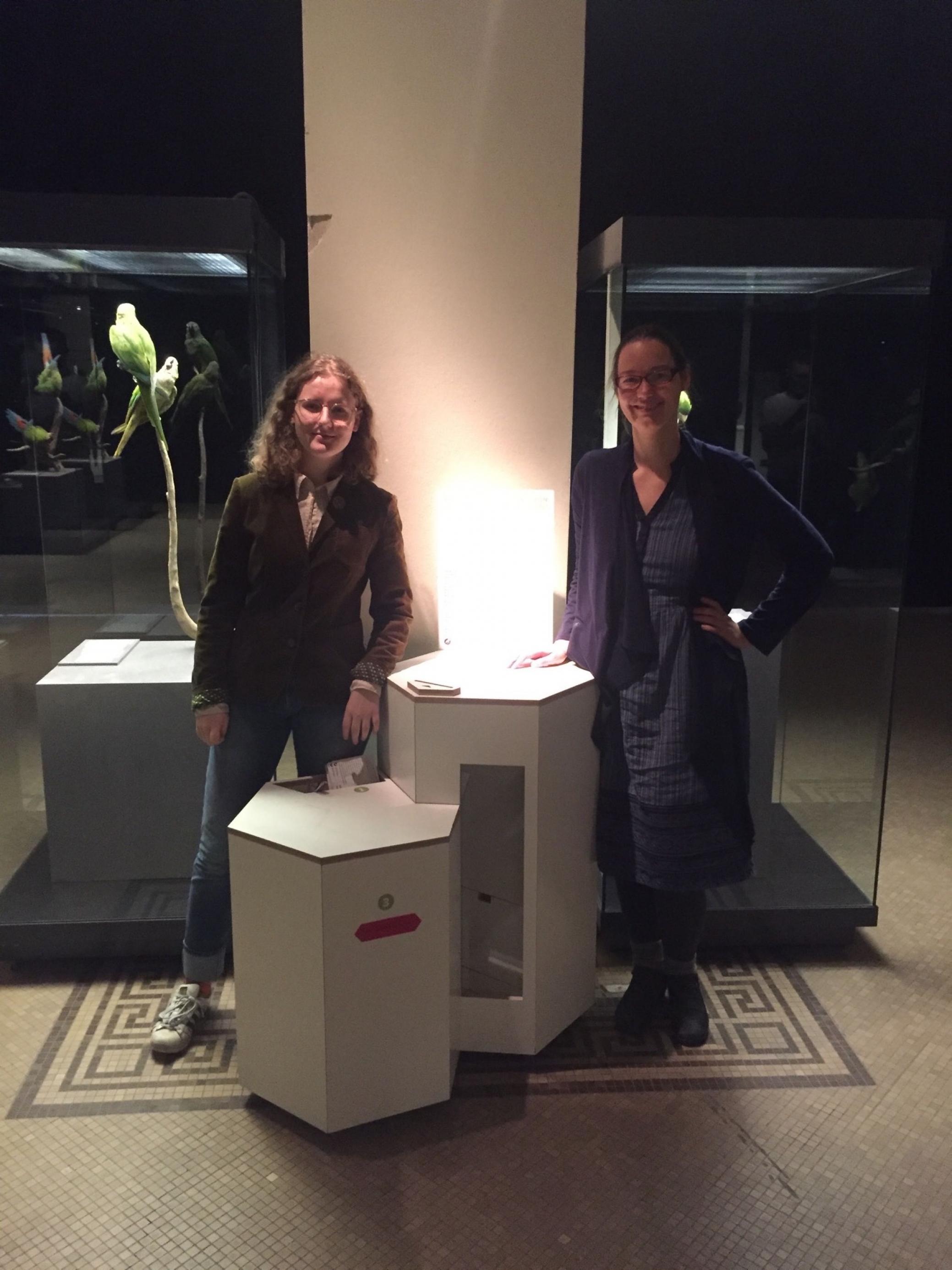 Charlotte Schneider (links) lud Besucher des Berliner Naturkundemuseums ein, ihre Eindrücke von Nachtigallgesängen auf Fragebögen zu notieren. Unterstützt wurde sie von Silke Voigt-Heucke, Leiterin des Projekts „Forschungsfall Nachtigall“
