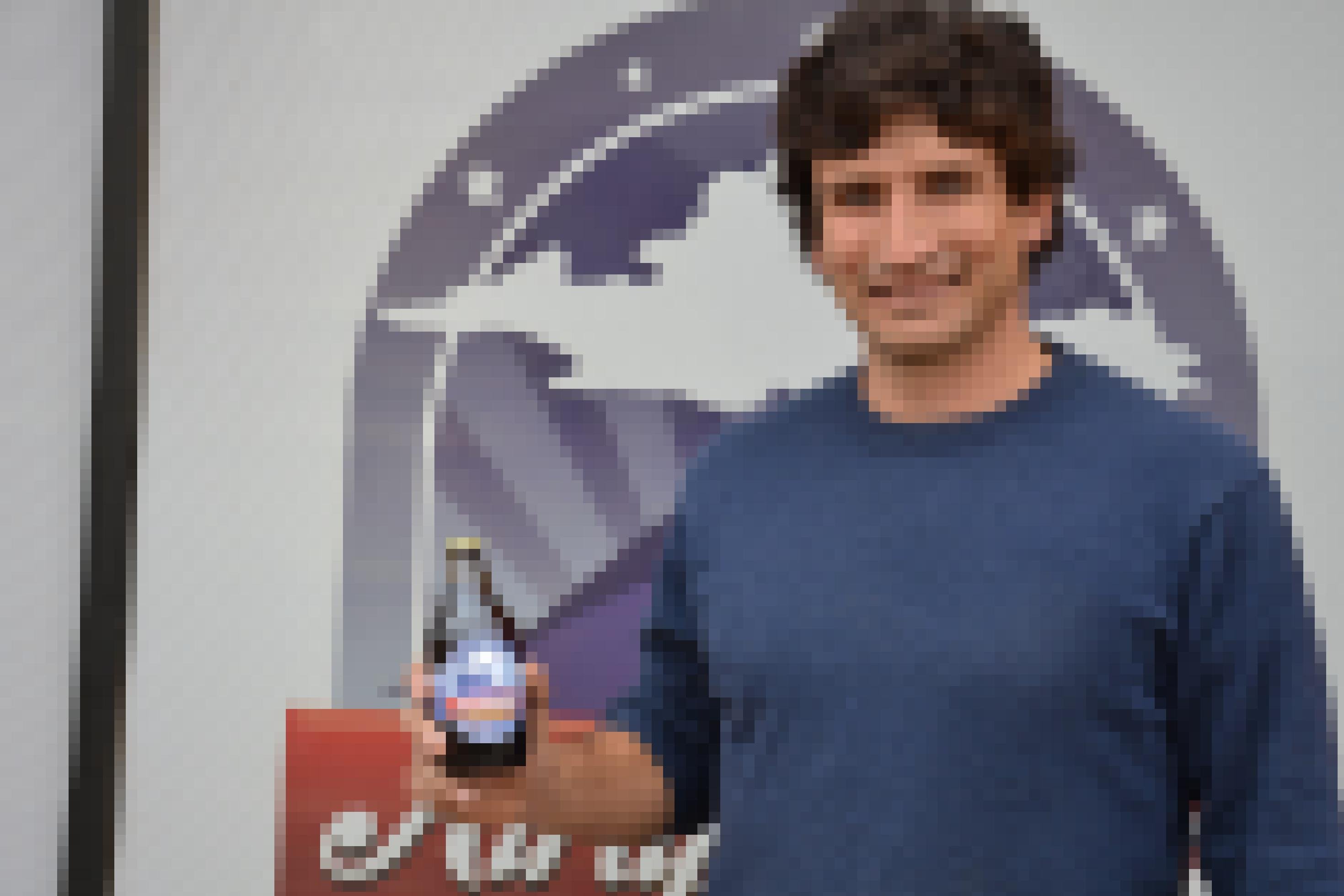 Miguel Carcuro zeigt eine Flasche Nebelbier in die Kamera.