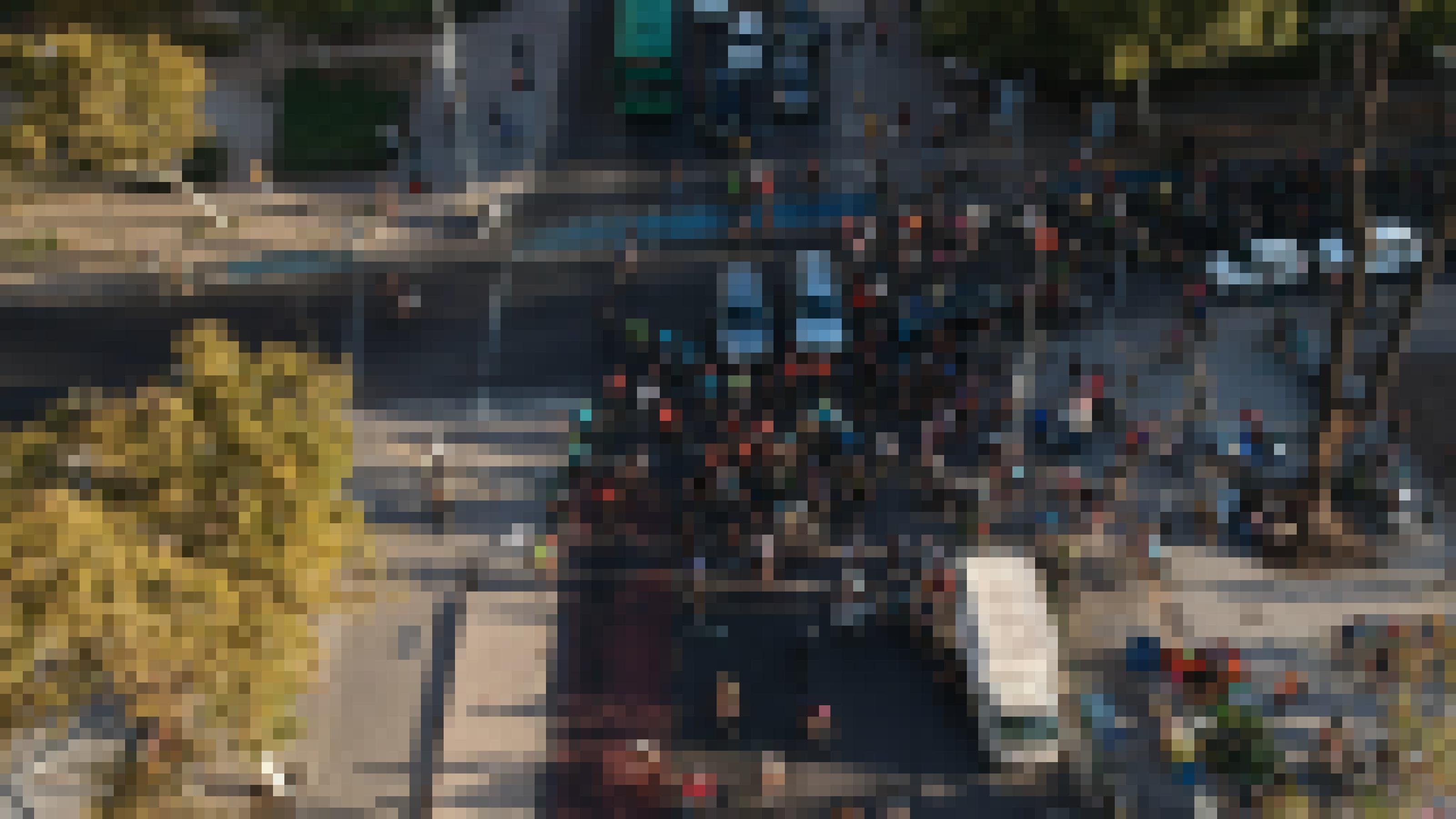 Luftaufnahme von einer Kreuzung in Santiago de Chile. Eine Gruppe von Menschen fährt im Block um die Ecke.
