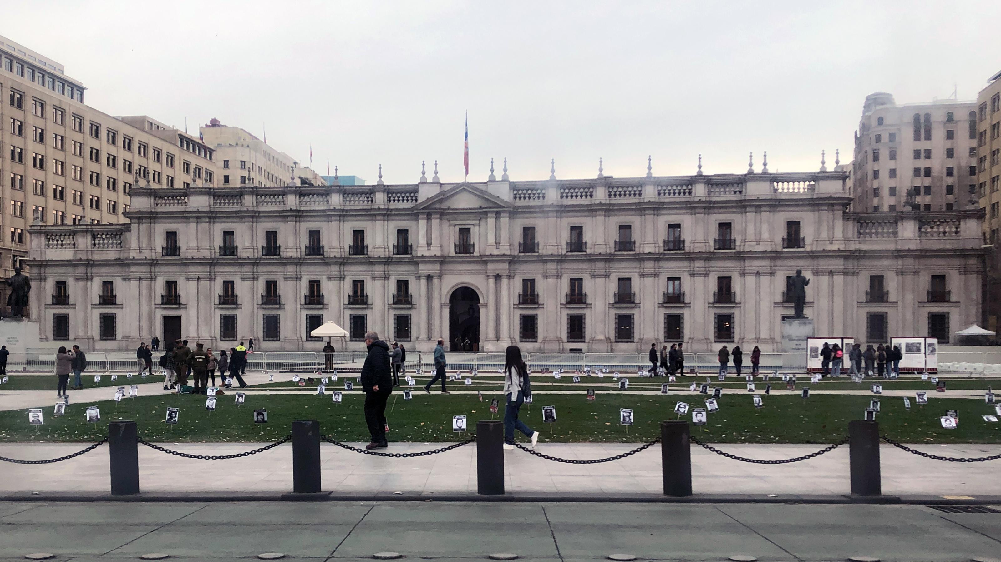 Der Präsidentenpalast La Moneda in Santiago de Chile: Am 11. September 1983 bombardierte ihn die chilenische Luftwaffe, heute erinnern Fotos an die Opfer der Diktatur.
