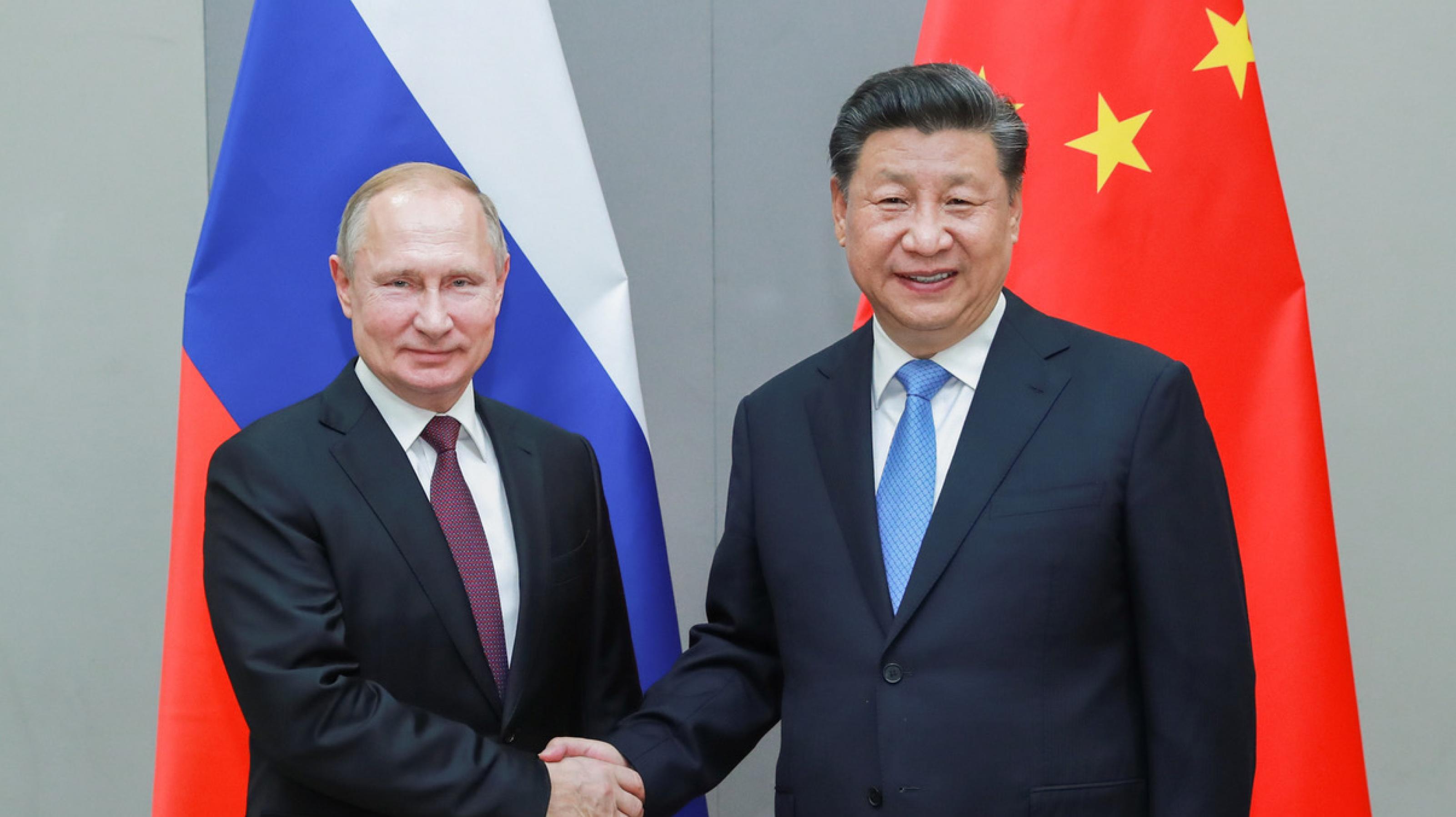 Handschlag zwischen dem russischen Staatspräsidenten Wladimir Putin und dem chinesischen Staatschef Xi Jinping