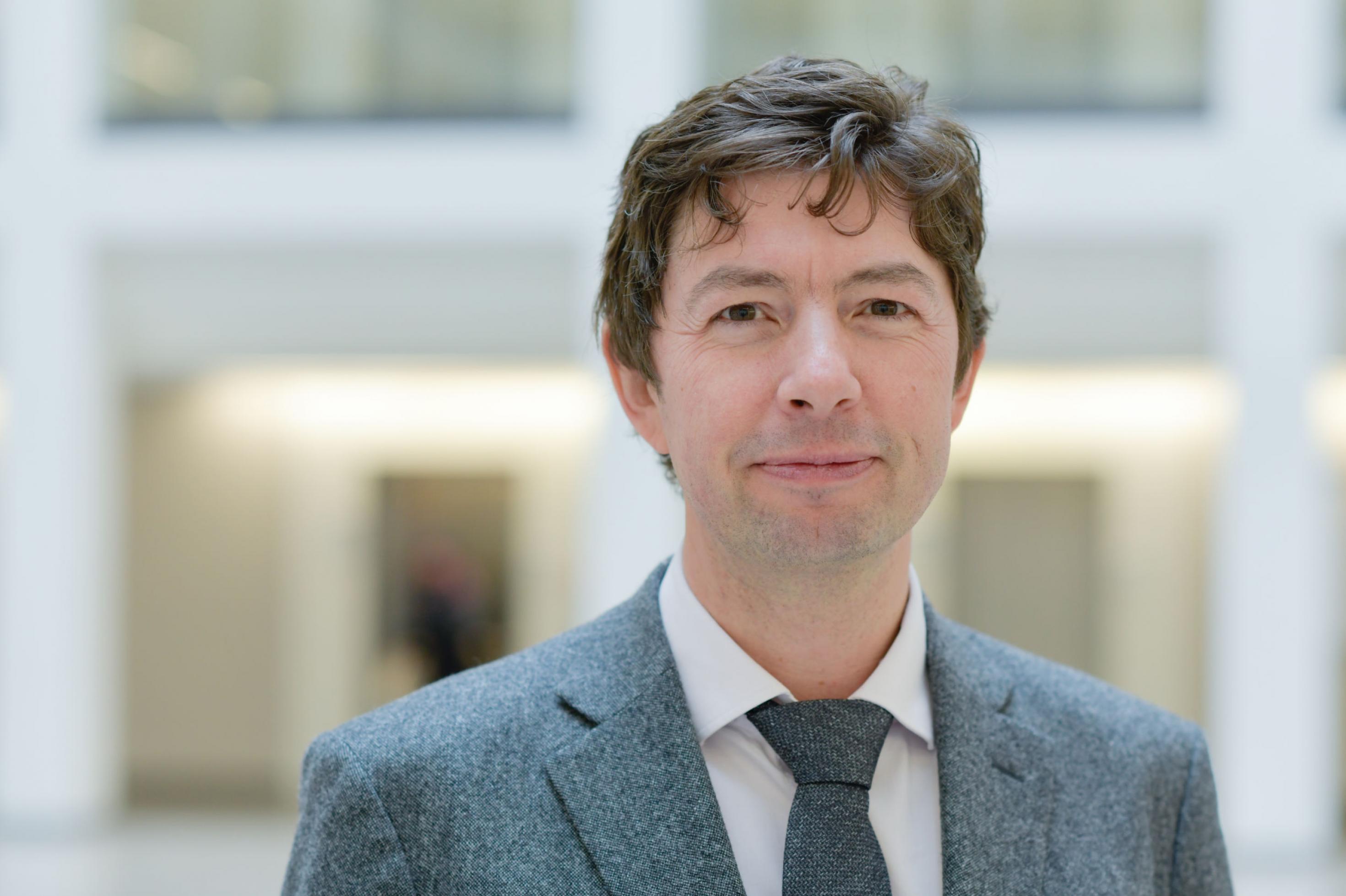 Portraitfoto von Prof. Dr. Christian Drosten, Direktor des Instituts für Virologie an der Berliner Charité