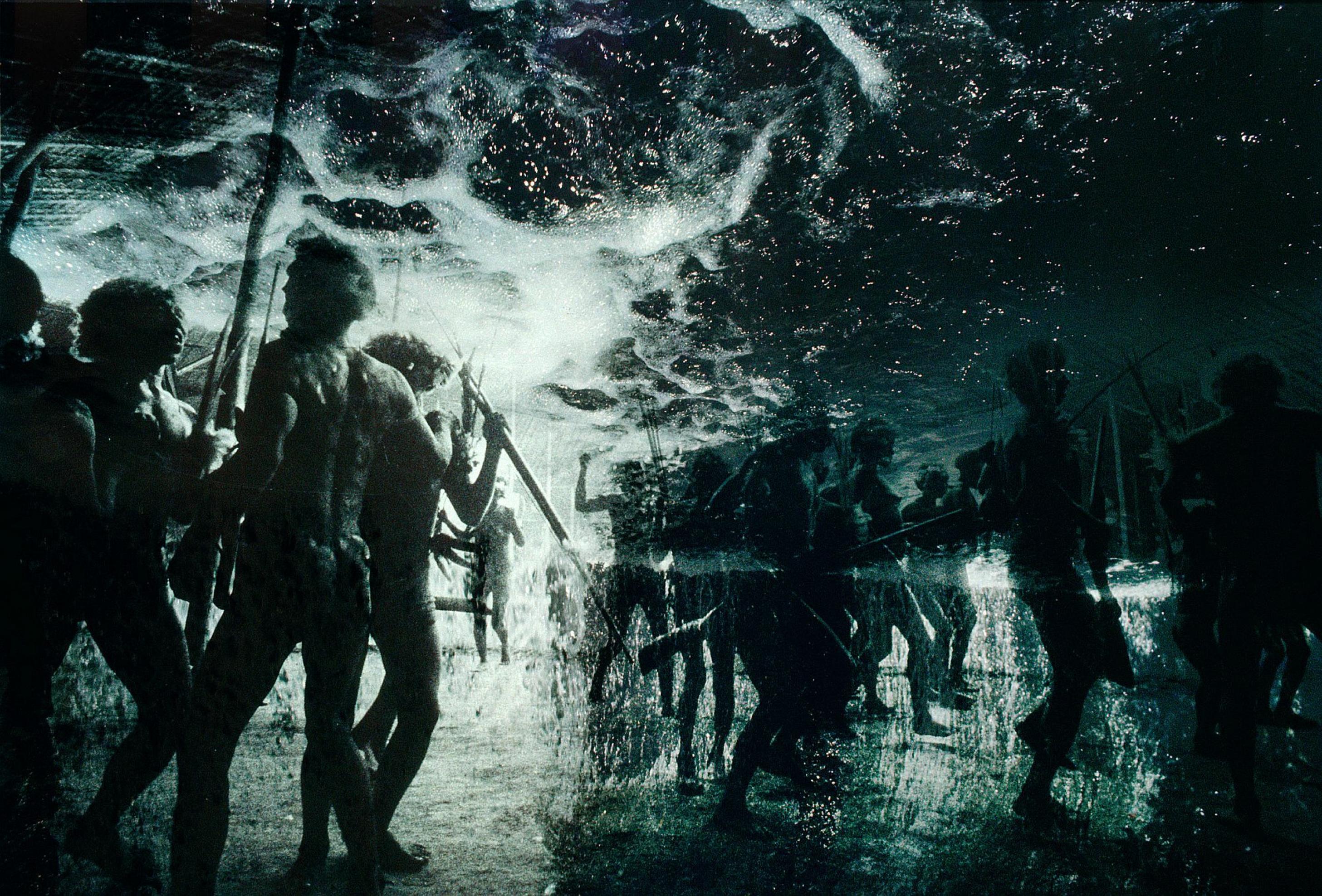 Die Fotomontage von zwei sich überlagernden Fotografien erinnern an den Mythos der Yanomami vom Ende der Welt, wenn der Himmel auf die Erde fällt.