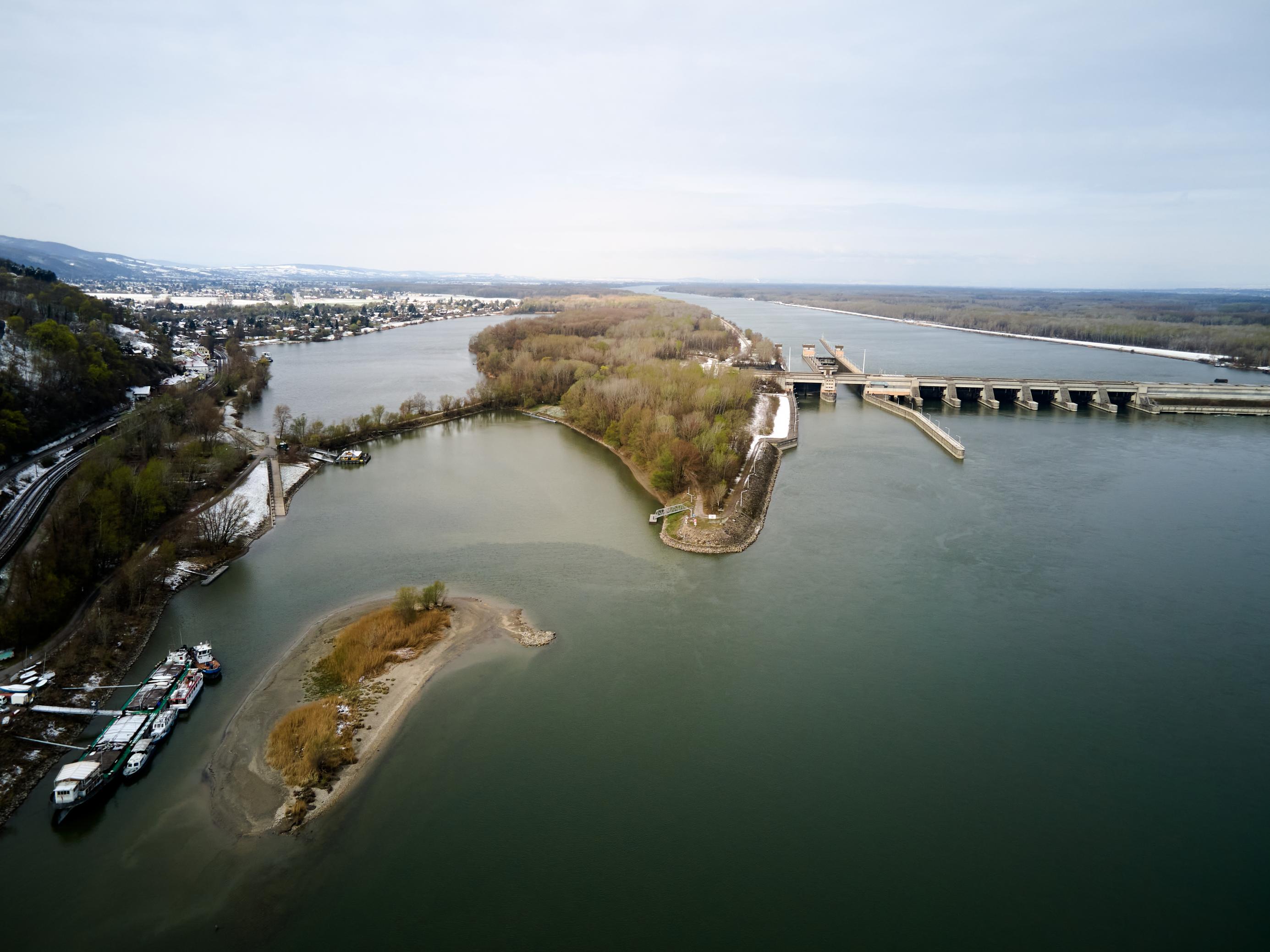Drohenfoto von der Donau von oben