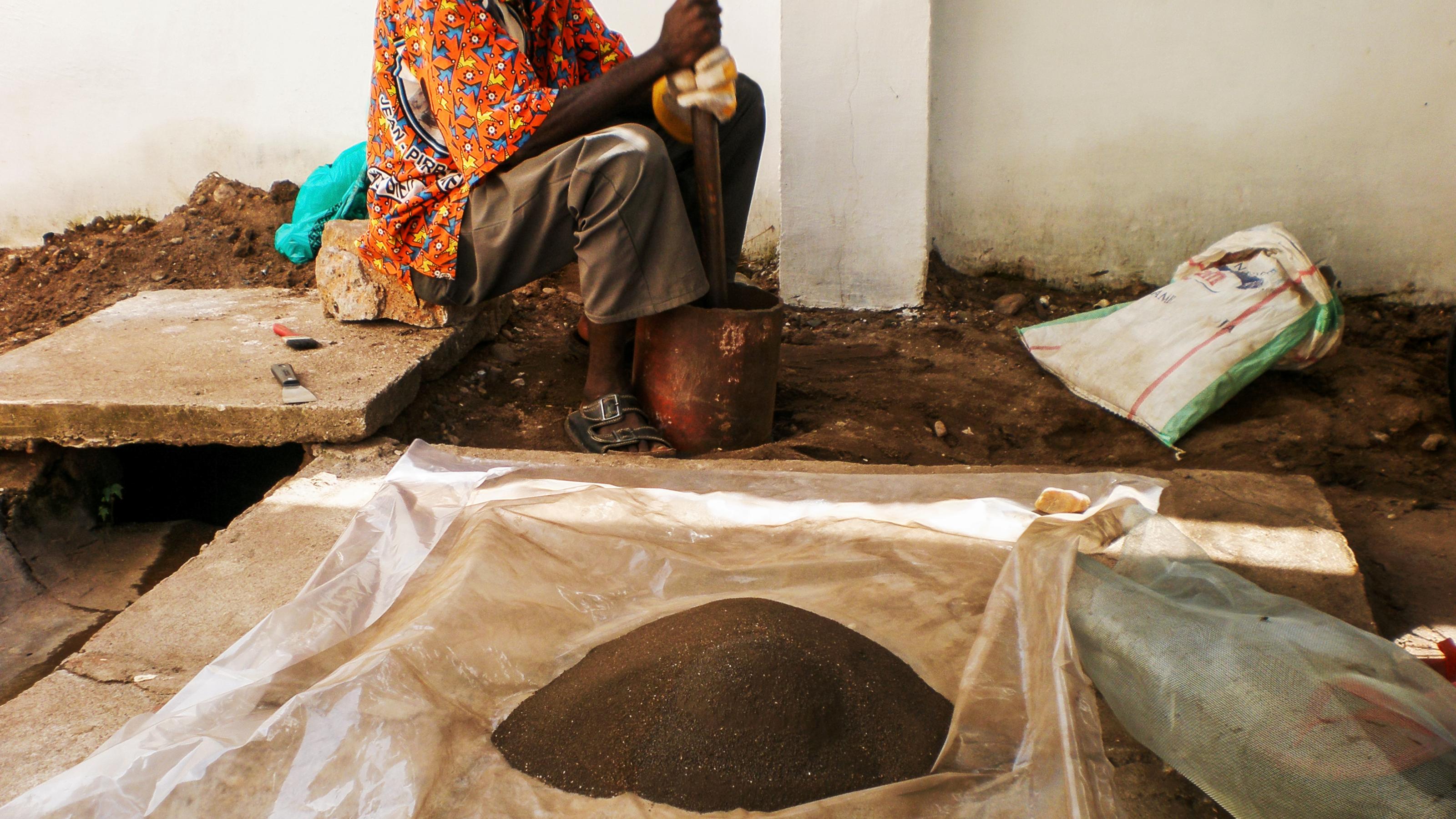 Coltan kommt oft aus Minen im afrikanischen Kongo und wird dort manuell aufbereitet.