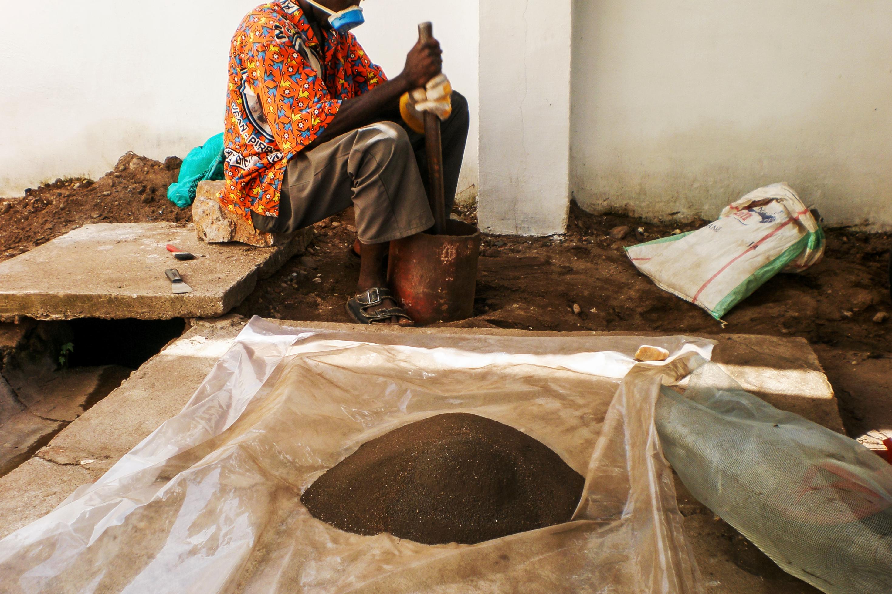Coltan kommt oft aus Minen im afrikanischen Kongo und wird dort manuell aufbereitet.