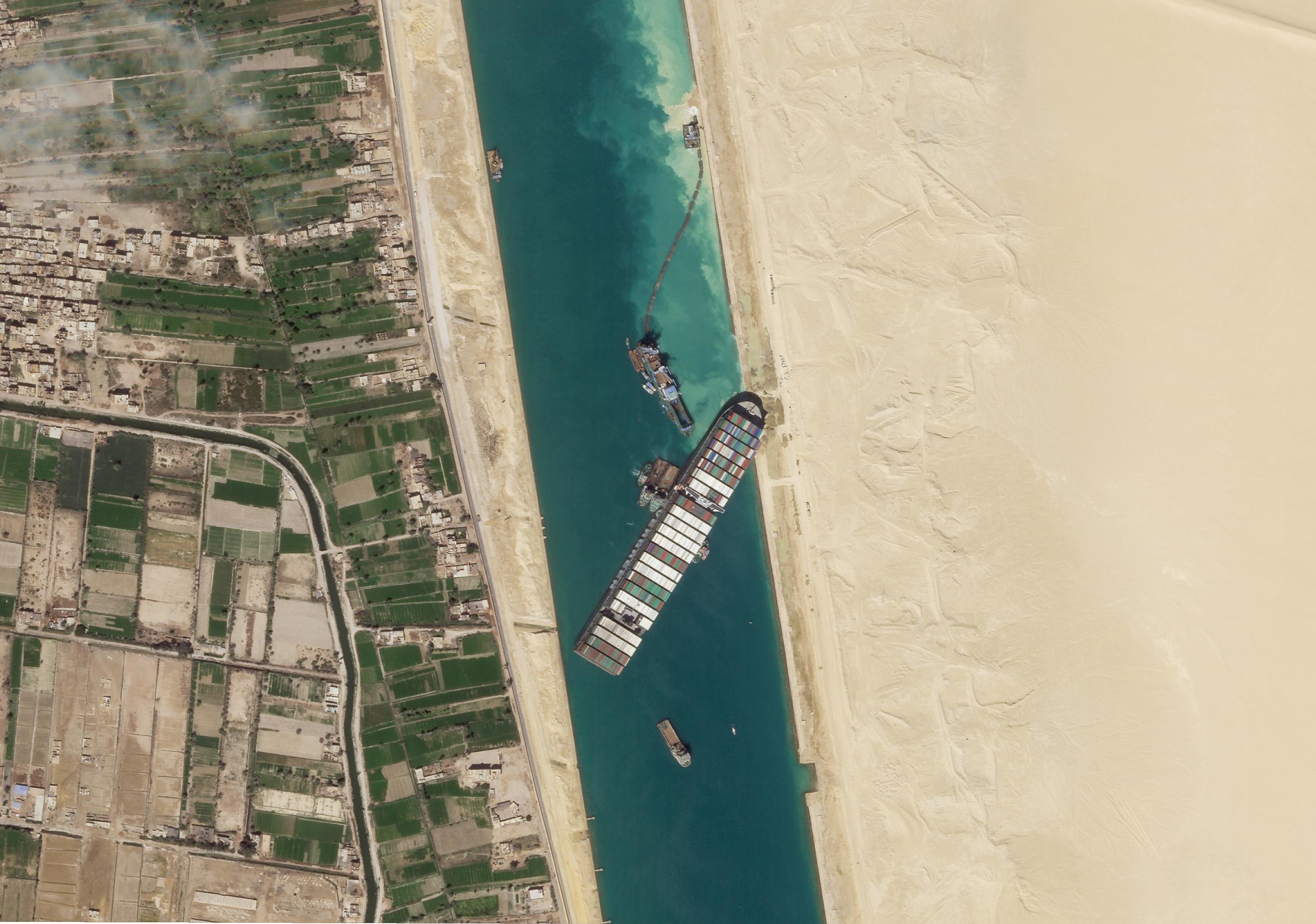 Satellitenbild vom März 2021, auf dem das Containerschiff „Ever Given“ im engen Suezkanal feststeckt.