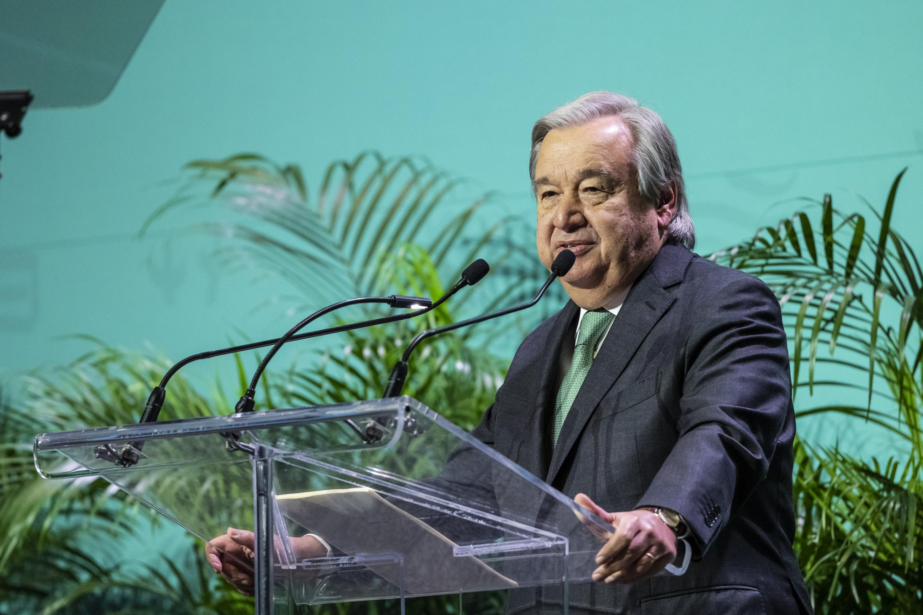 UN-Generalsekretär Antonio Guterres bei seiner Eröffnungsrede hinter Pult