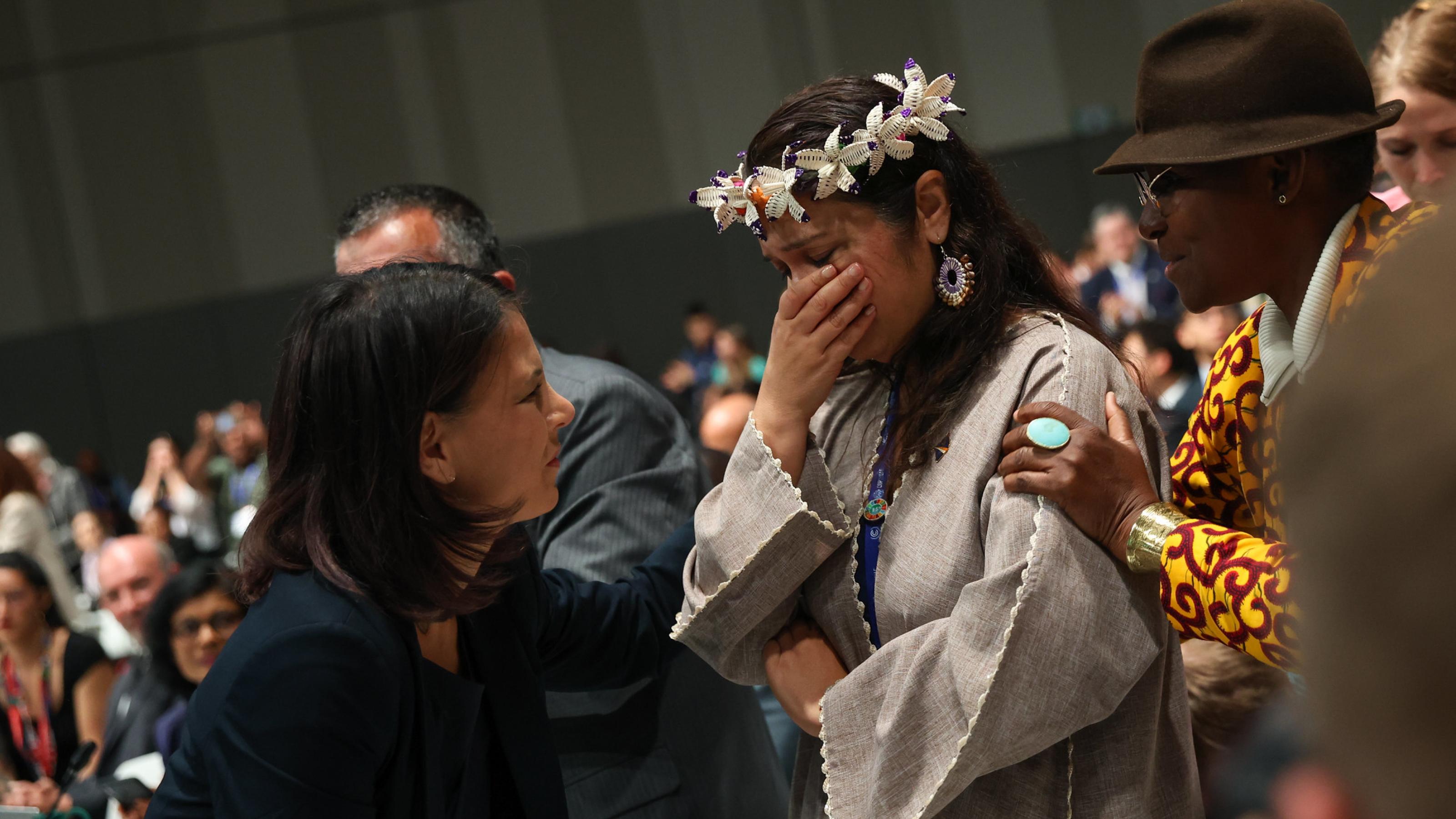 Eine Delegierte der Marshall-Inseln bricht auf der  Abschlussveranstaltung der COP28 in Dubai in Tränen der Enttäuschung au.s