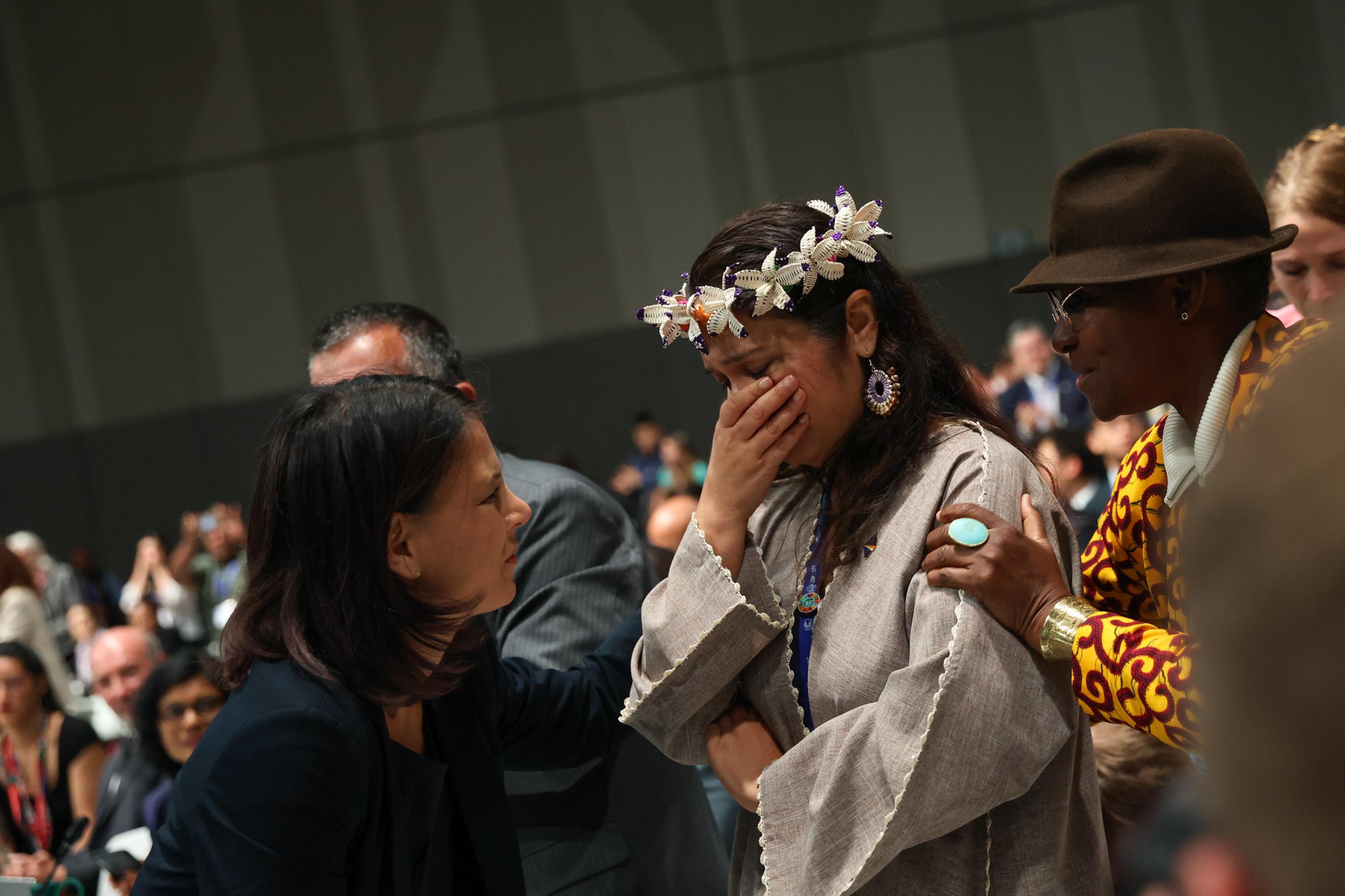 Eine Delegierte der Marshall-Inseln bricht auf der  Abschlussveranstaltung der COP28 in Dubai in Tränen der Enttäuschung au.s