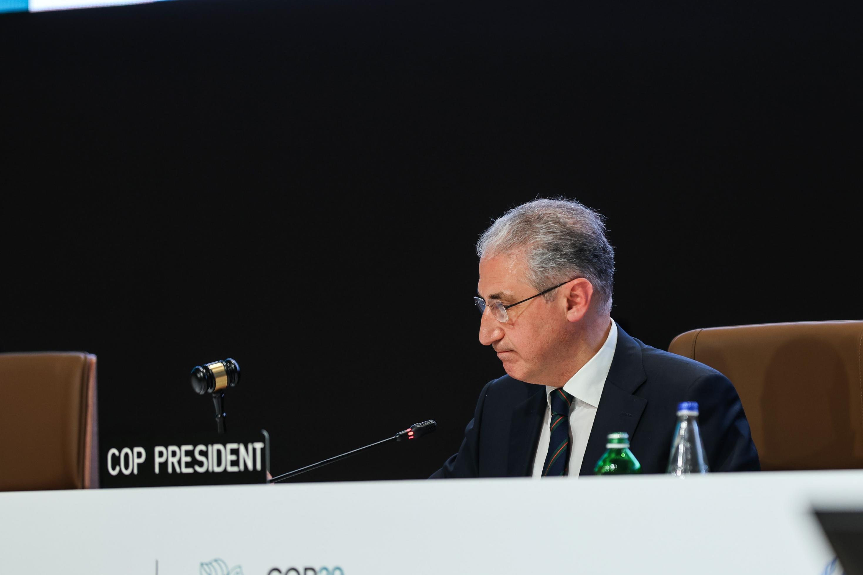 Mann auf Podium