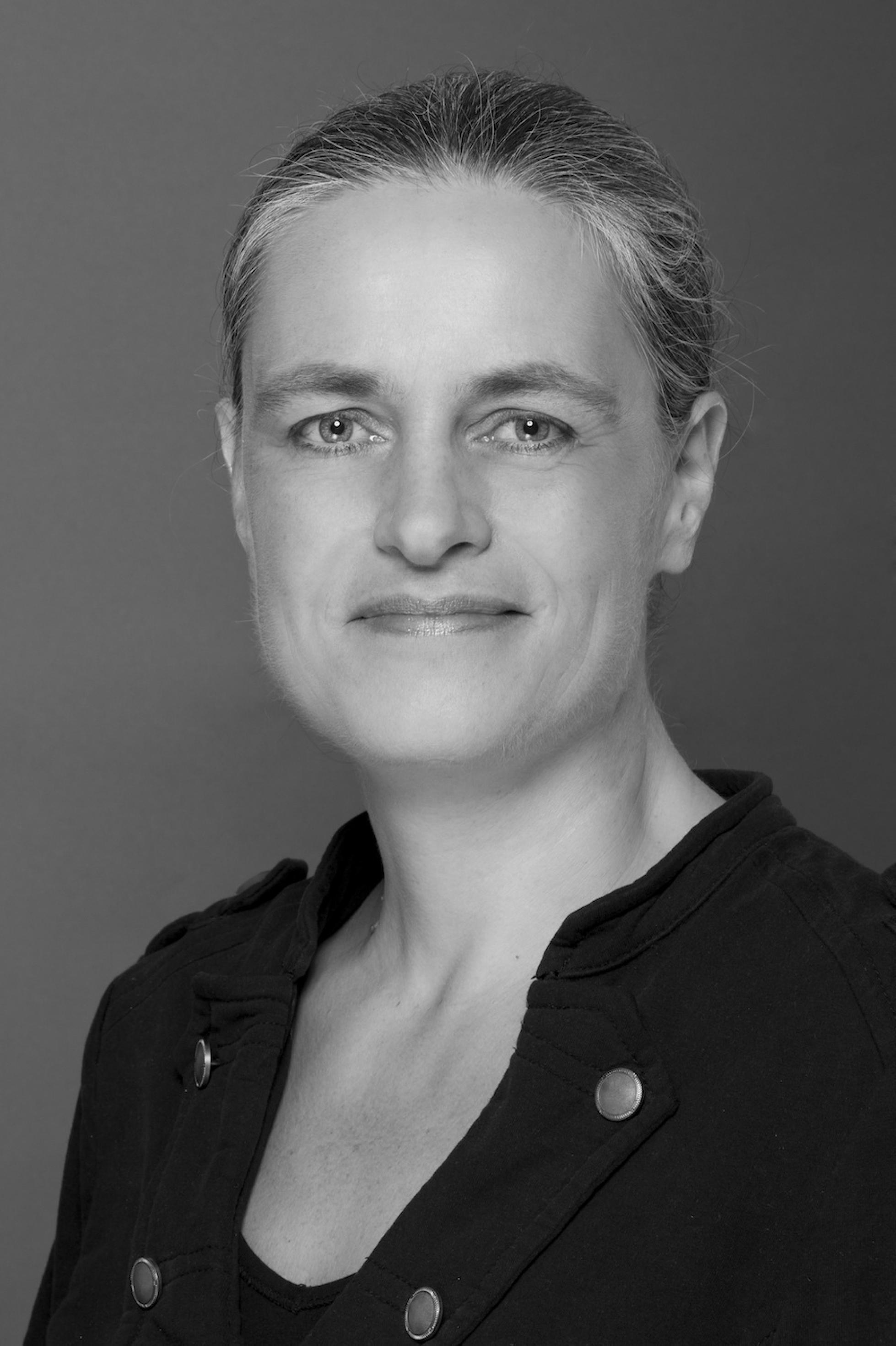 Porträt von Corinna Schaefer in schwarz-weiß