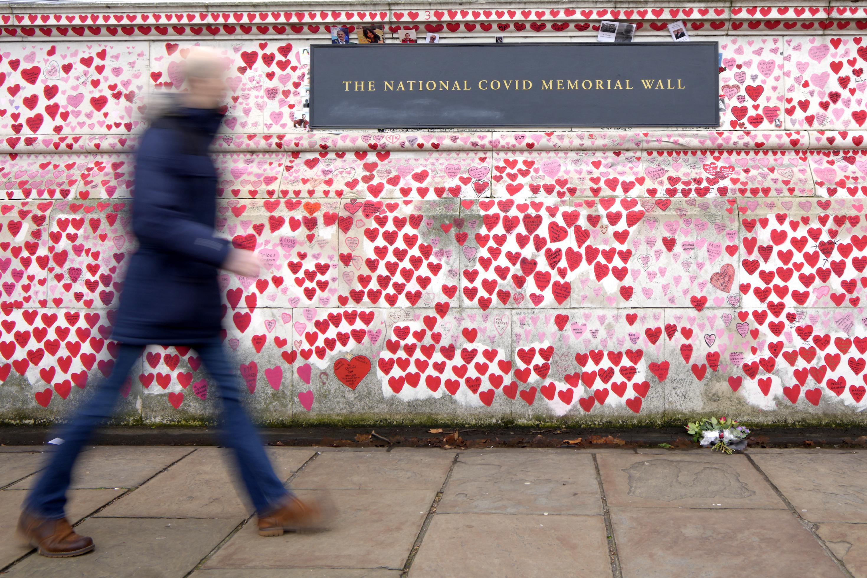 Eine Mauer mit vielen handgemalten Herzen und der Aufschrift „The National Covid Memorial Wall“.