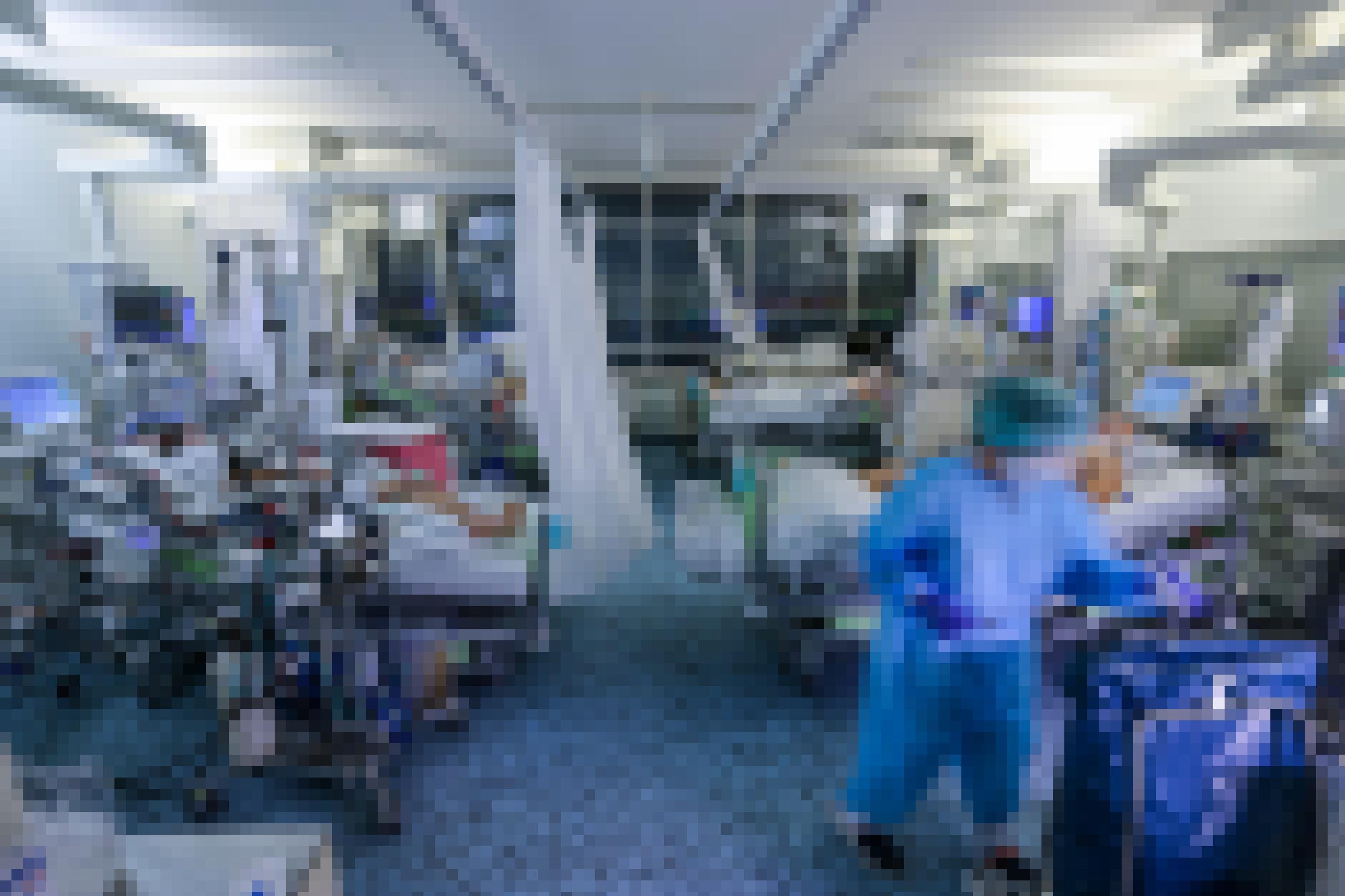 Eine Intensivpflegerin versorgt einen Covid-19-Patienten auf der Intensivstation der Leipziger Uniklinik in einem Zimmer, in dem noch drei weitere Corona-Patienten liegen.